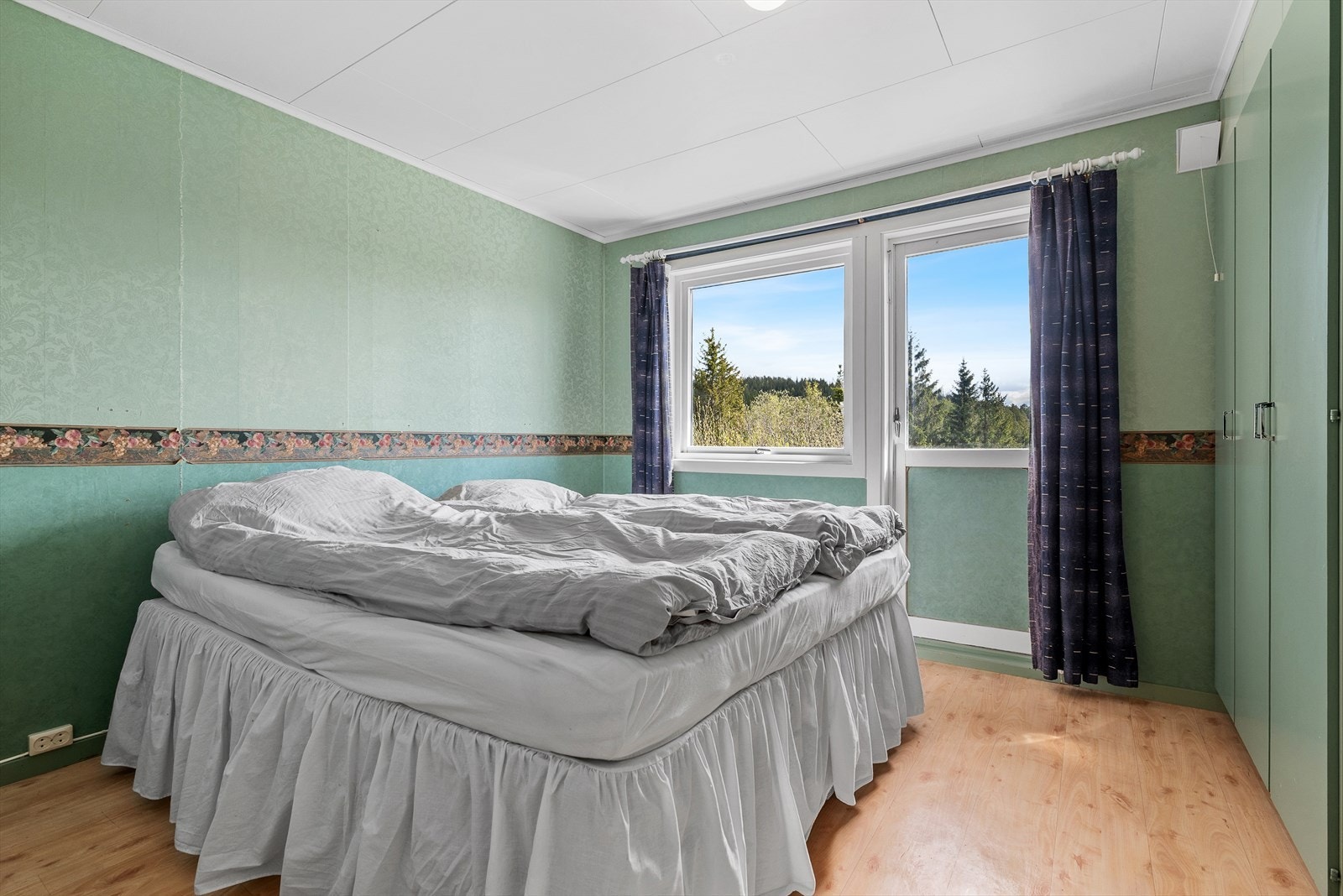 Etasjen byr på 3 romslige soverom. Dette er det største og går over 11,5 kvm. Her er det god plass til romslig seng og enkel innredning, og man får egen utgang til balkong fra dette rommet! Galleribilde