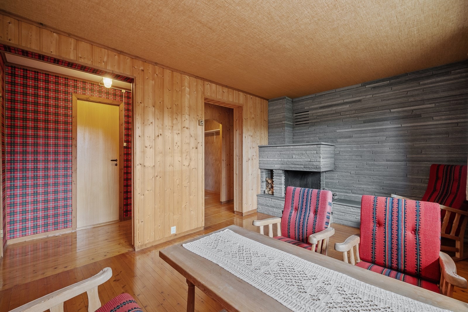 Stuen byr på godt med naturlig lysinnslipp og en lekker peisovn i Oppdal skifer. Galleribilde
