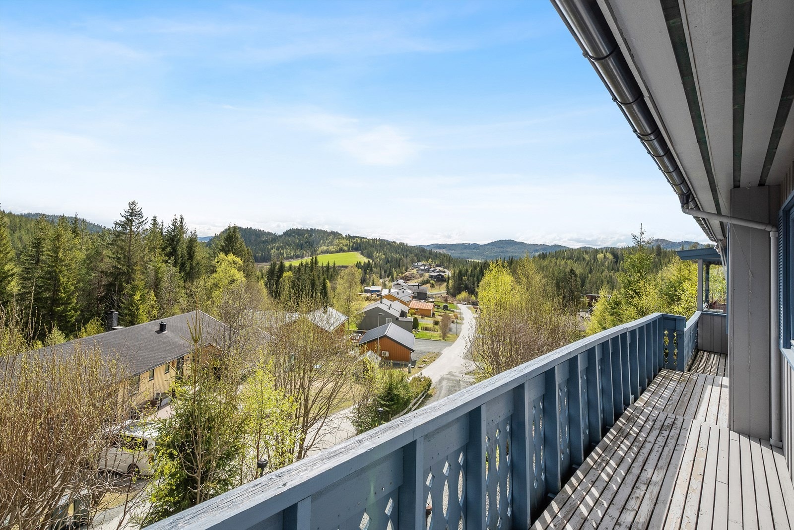 Den solrike balkongen går over 13 kvm og byr på en fantastisk utsikt Galleribilde