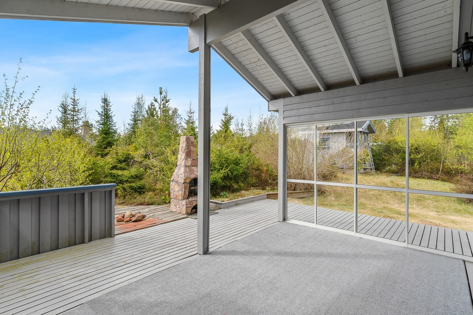 Boligen byr på en rekke romslige terrasseflater på et samlet areal på hele 74 kvm! Hvor deler er innglasset. Galleribilde