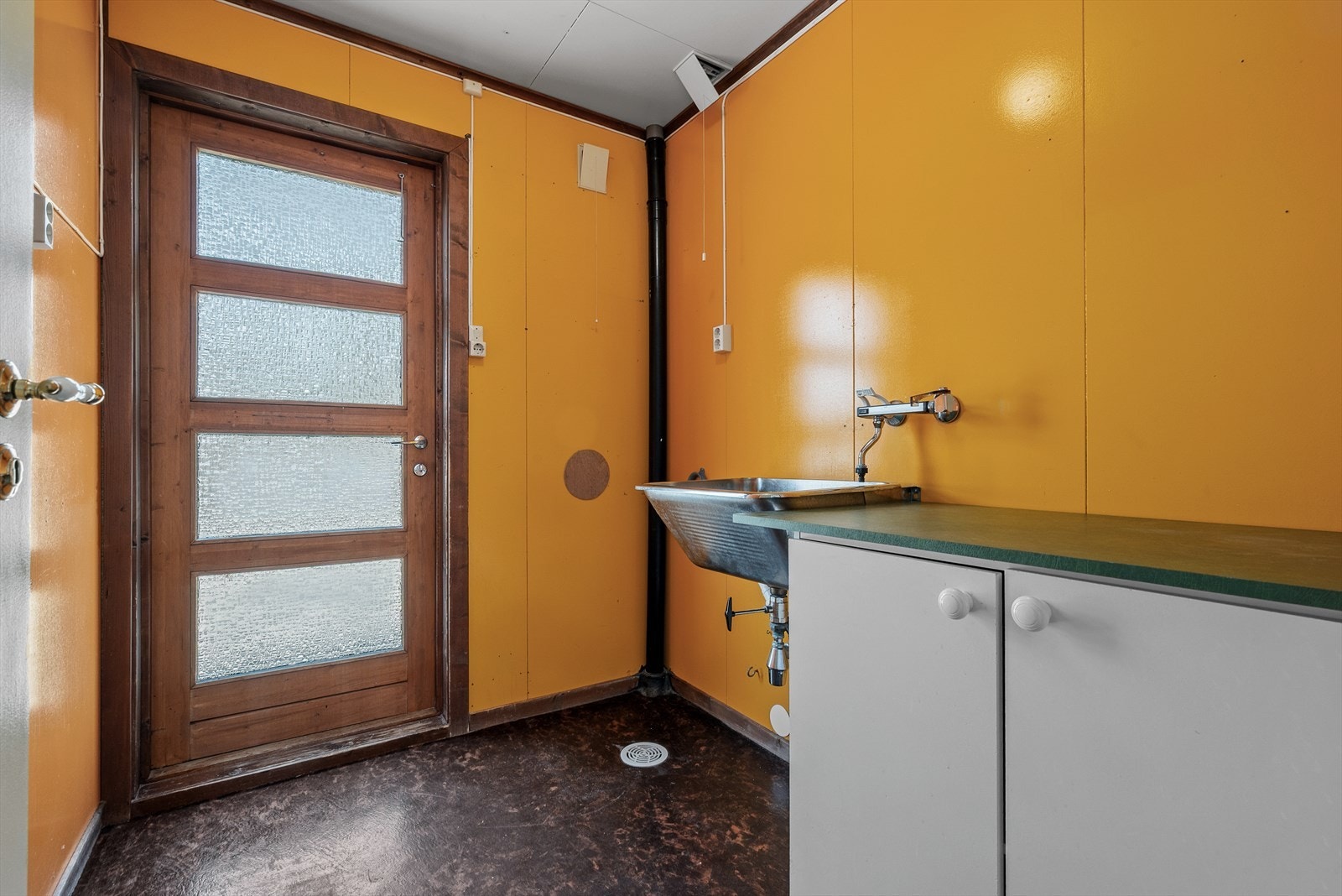 Rett ved badet finner vi et meget praktisk vaskerom! Rommet byr på behagelig gulvvarme og er utstyrt med opplegg for vaskemaskin, skyllekum og naturlig avtrekk. Galleribilde