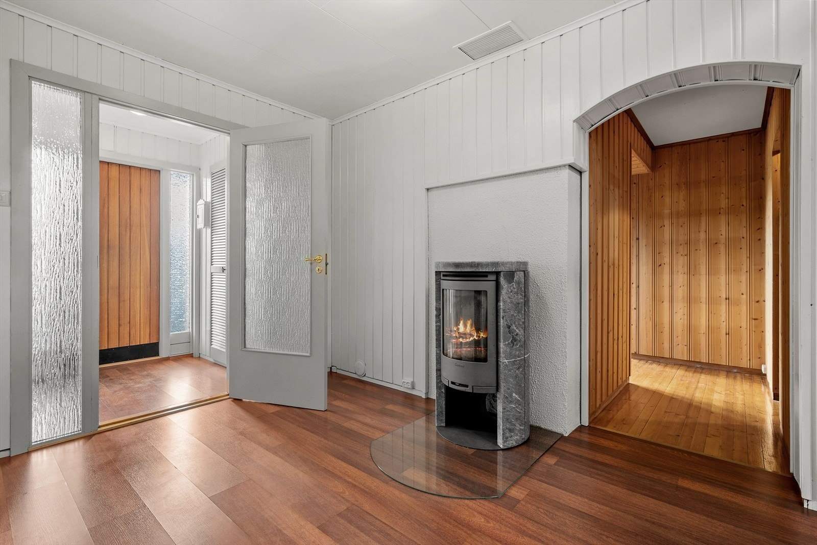 I gangen mellom sokkel og 1. etasje finner man en klebersteinovn, som gir godt med varme i hele huset. Galleribilde