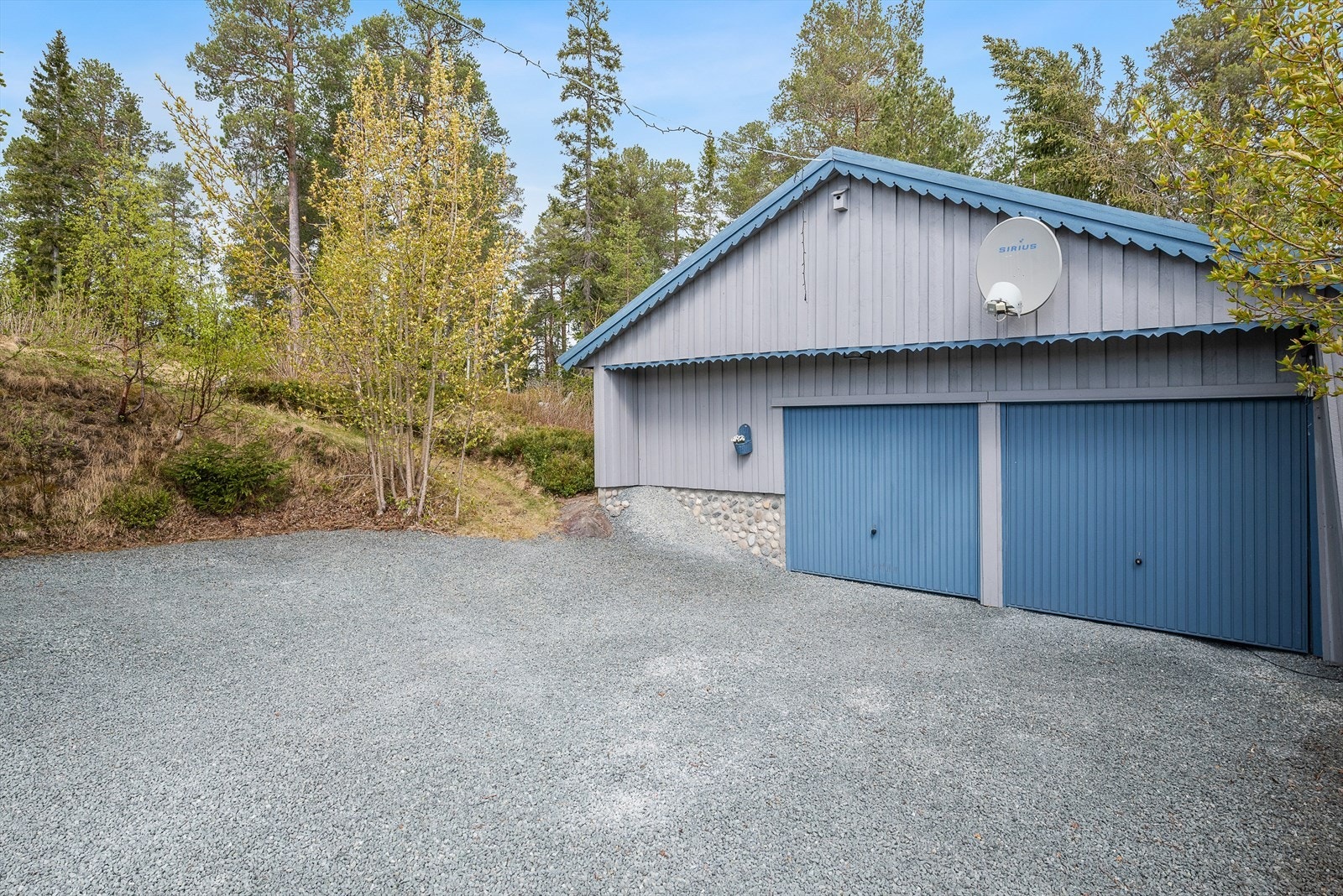 Boligen byr på en romslig dobbeltgarasje på 49 kvm med hems. I tillegg har boligen en integrerte garasje og stor gårdsplass! Galleribilde
