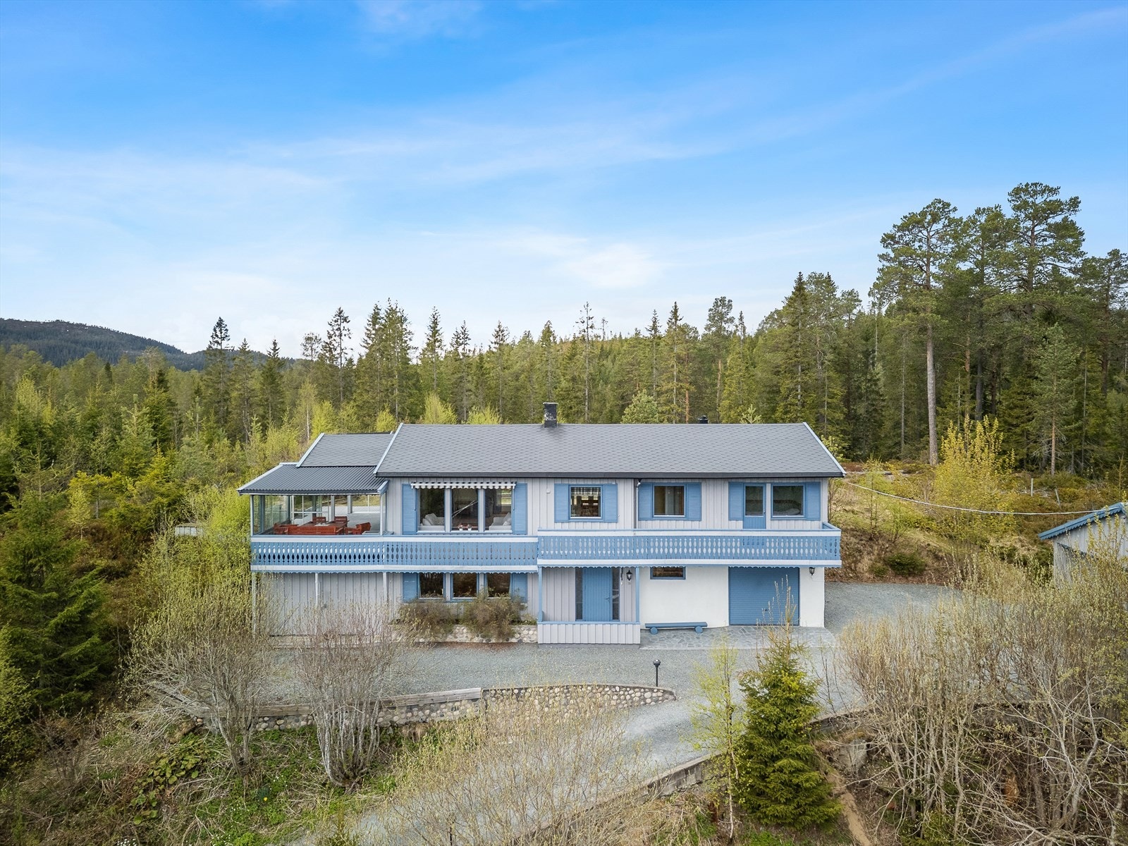Her vil du bo i en innholdsrik familiebolig med attraktiv beliggenhet i et naturskjønt område! Galleribilde