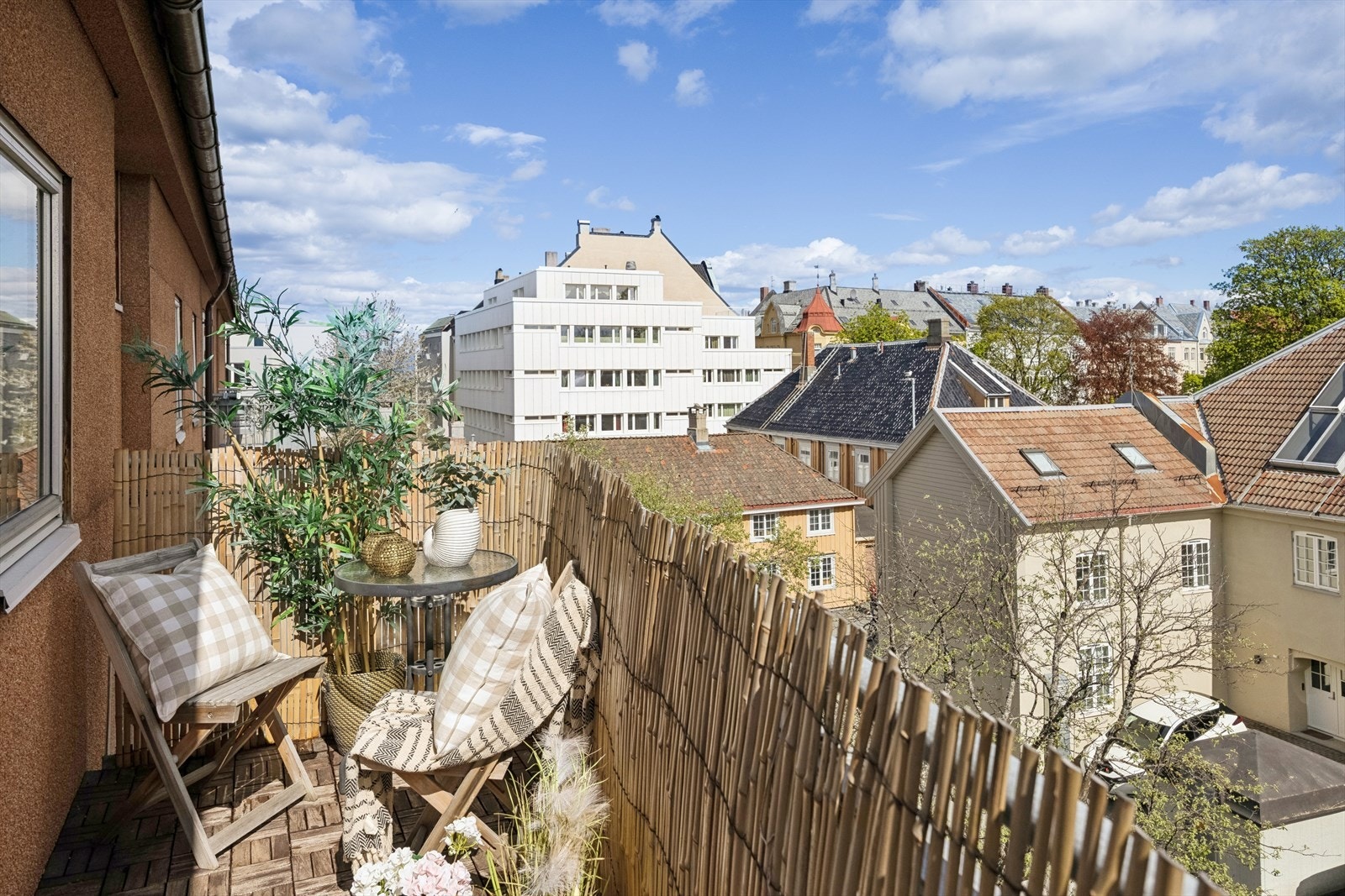 Fra stuen er det utgang til en balkong med plass til en liten sittegruppe. Leiligheten ligger i toppetasjen. Galleribilde
