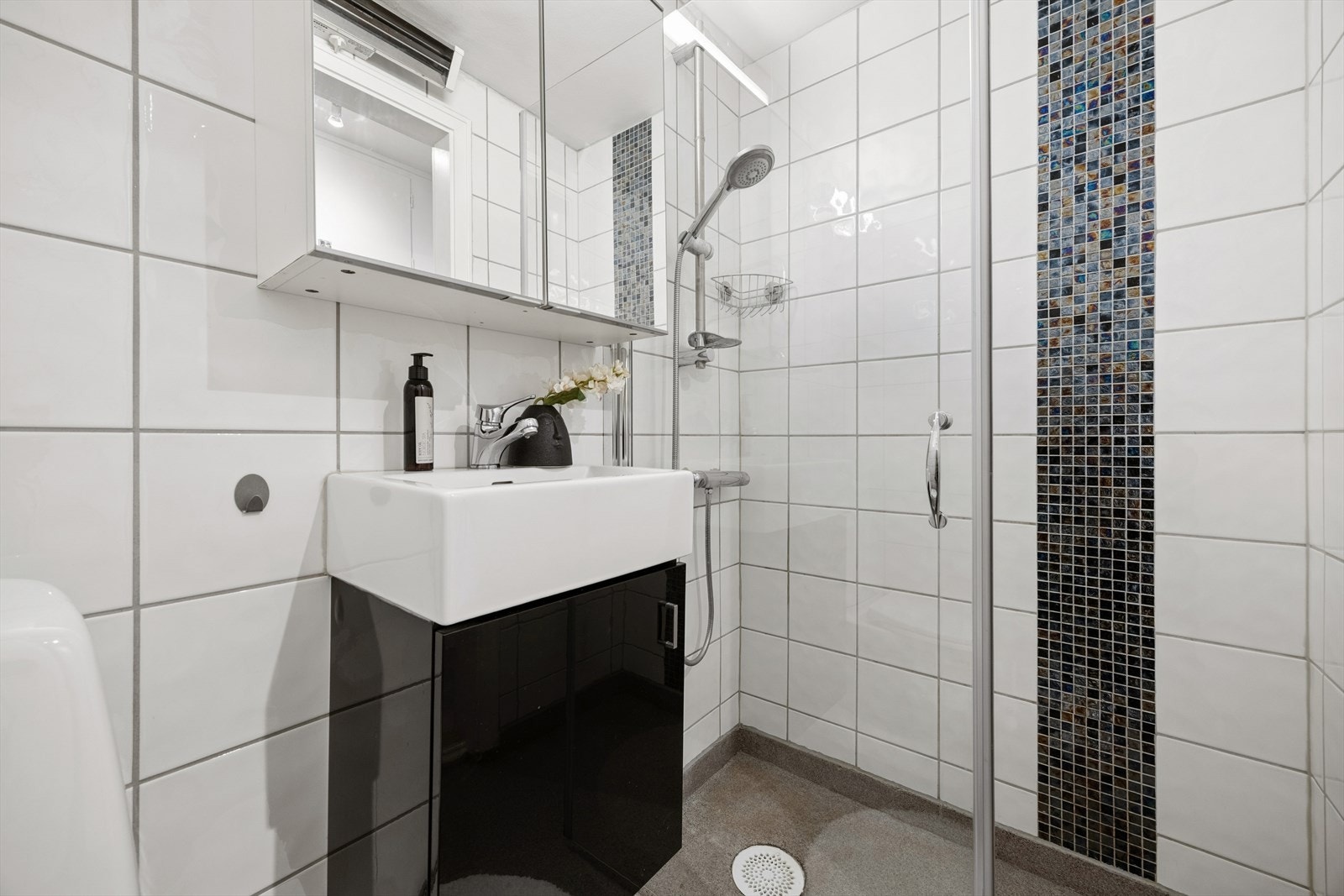 Rommet har mekanisk avtrekk for effektiv ventilasjon. Servant med underskap og speil overskap. Badet bør oppusses på noe sikt. Galleribilde