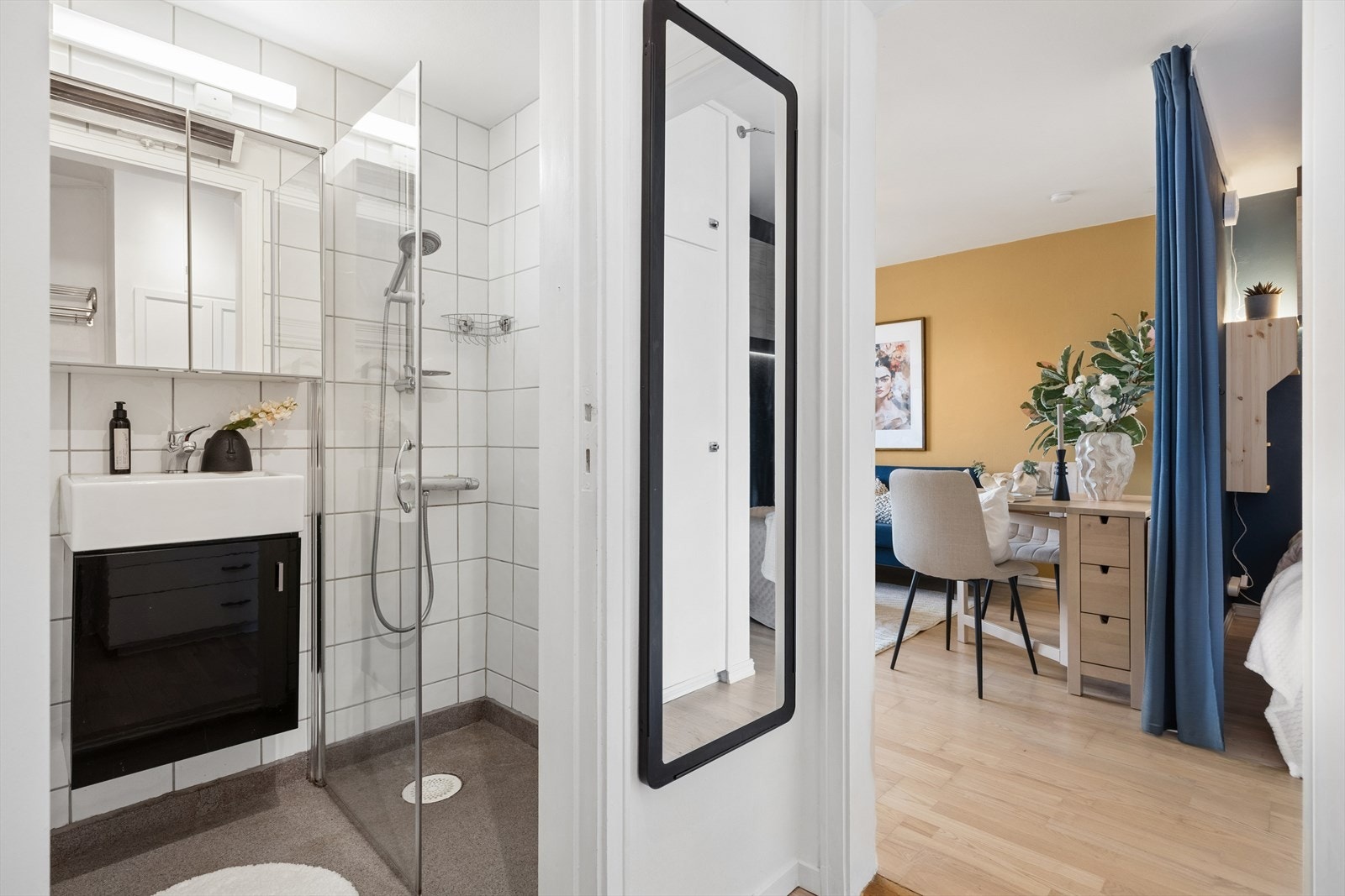 Badet er plassert praktisk til ved entréen. Galleribilde