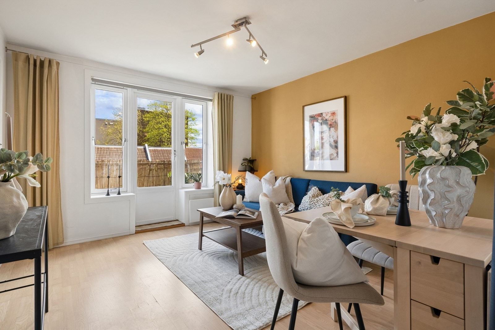 Stuen er leilighetens hovedrom, med plass til både sofagruppe og spisebord. Malte plater på vegger og i himling gir et rent uttrykk. Galleribilde