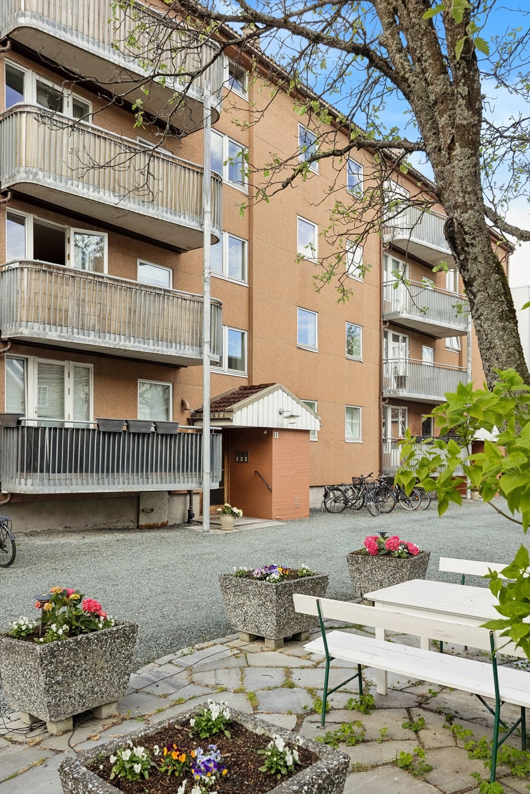 Eiendommen er et boligaksjeselskap fra 1958 med 48 leiligheter. Det er pene felles uteområder, gjesteparkering og utleie av parkeringsplasser, etter venteliste. Galleribilde