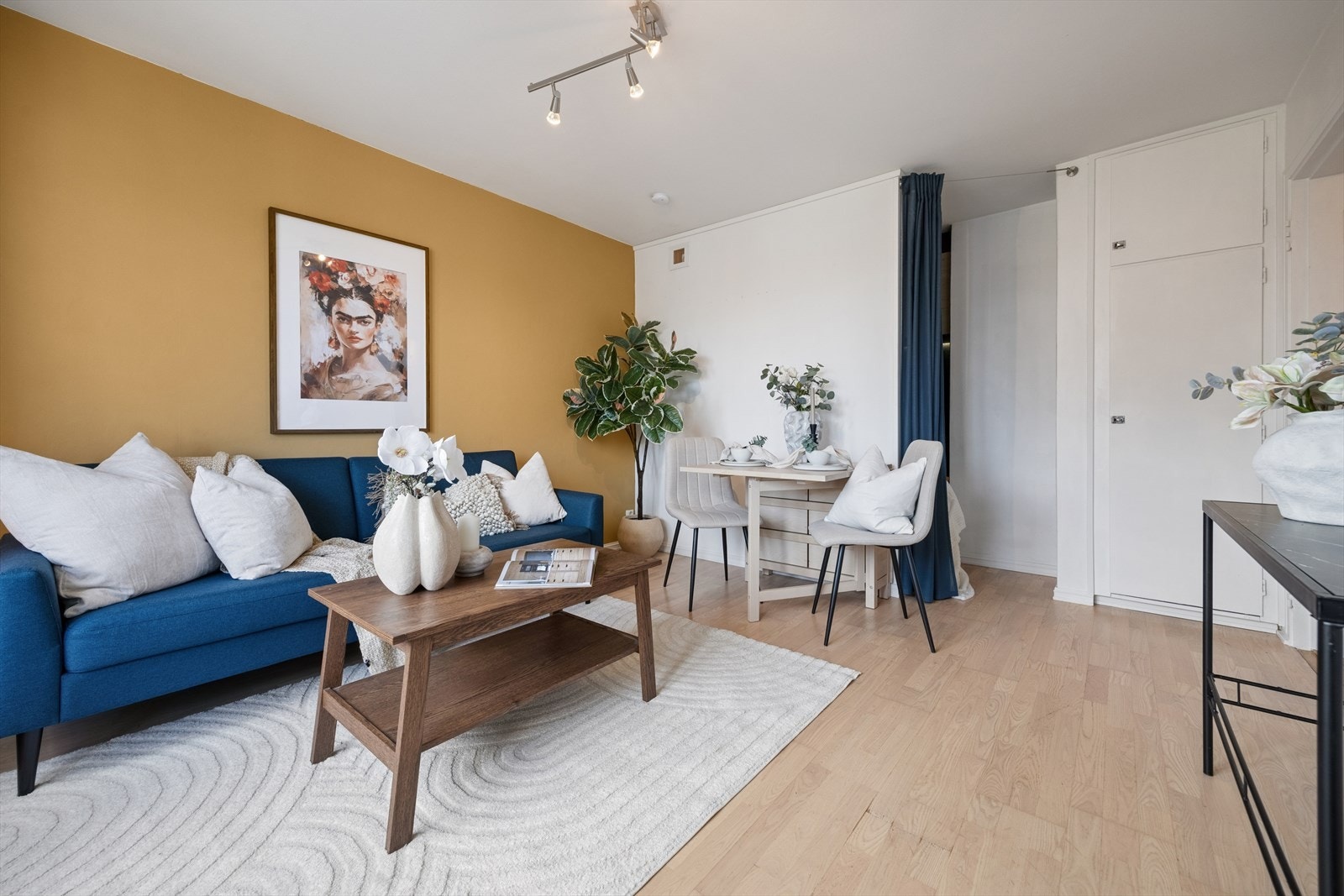 Stuen har plass til en liten spisegruppe i tillegg til sofakroken. Det er også integrert garderobeskap i del av stuen. Galleribilde
