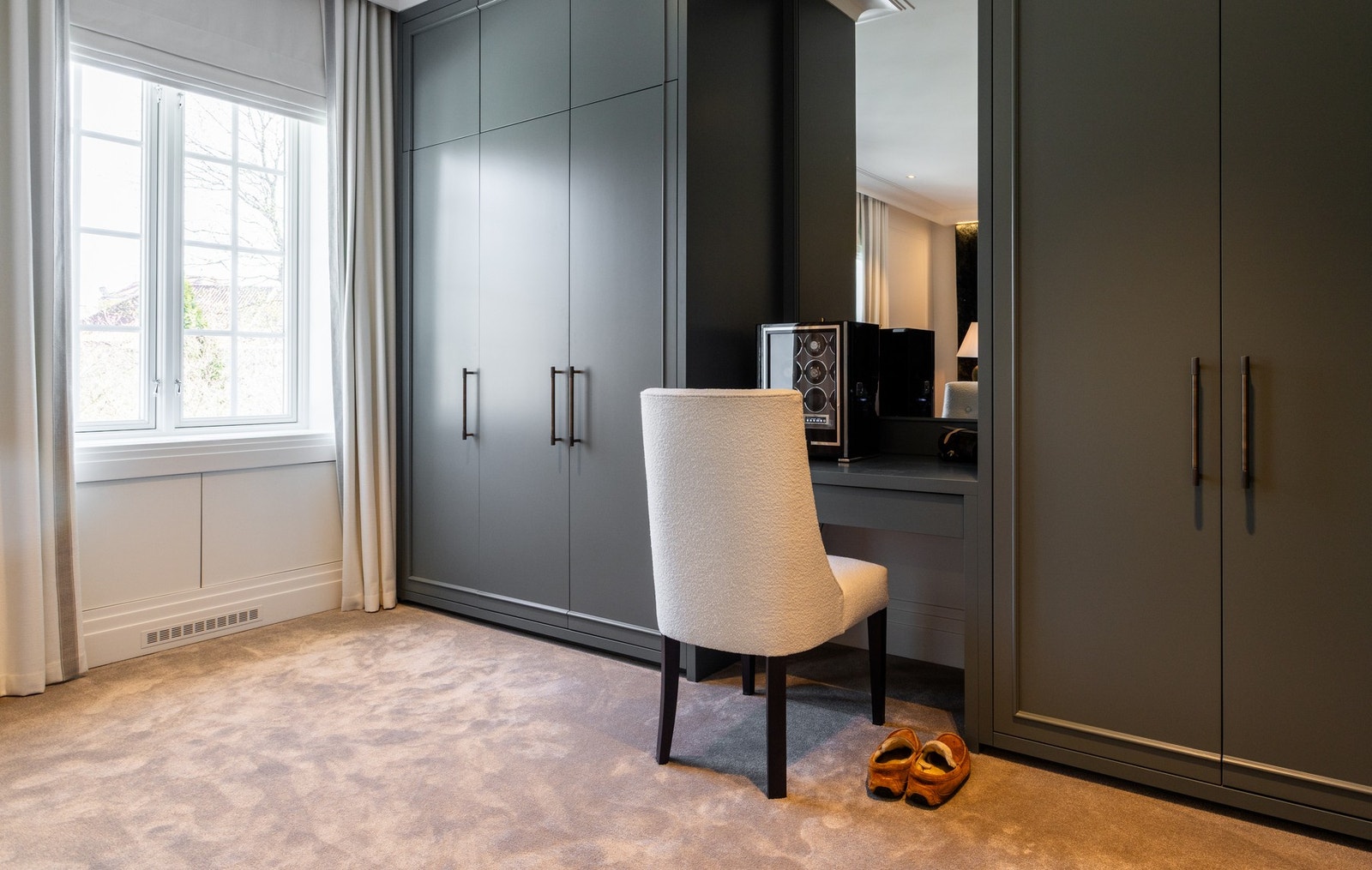Garderobe på hovedsoverom. Det er ytterligere oppbevaring i walk-in. Galleribilde