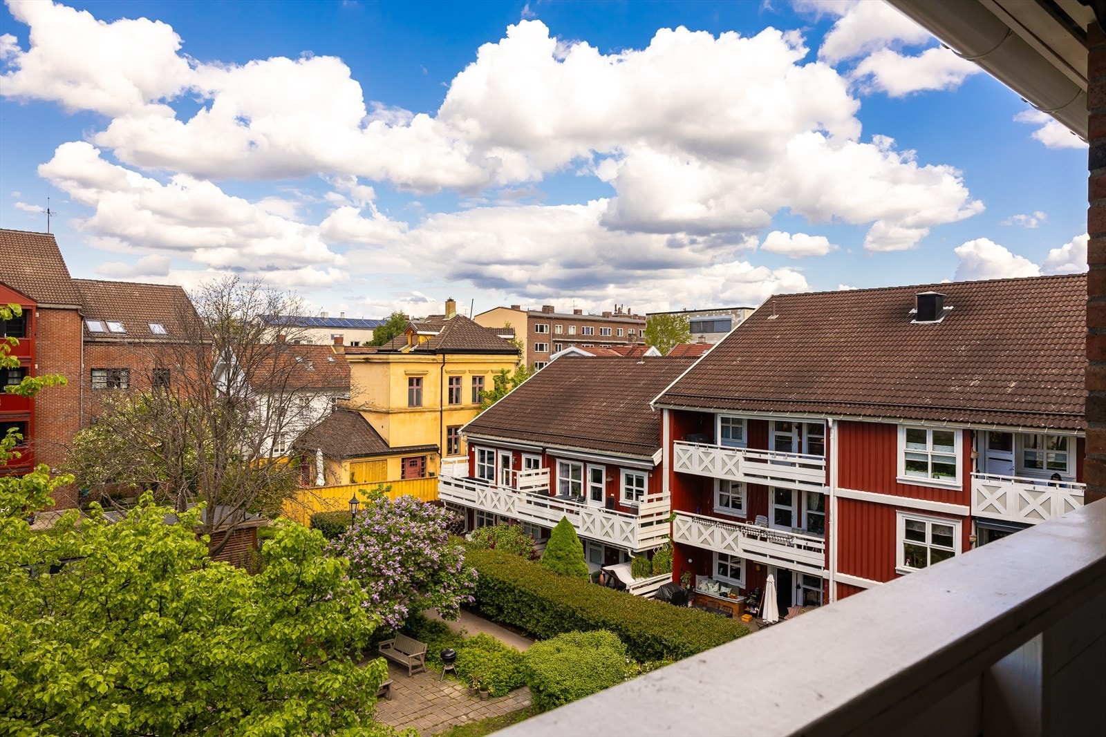 Velkommen til Hammerfestgata 26! Balkongen er i sin helhet vendt inn mot grønn og frodig bakgård.
Foto: Anne Andersen Galleribilde