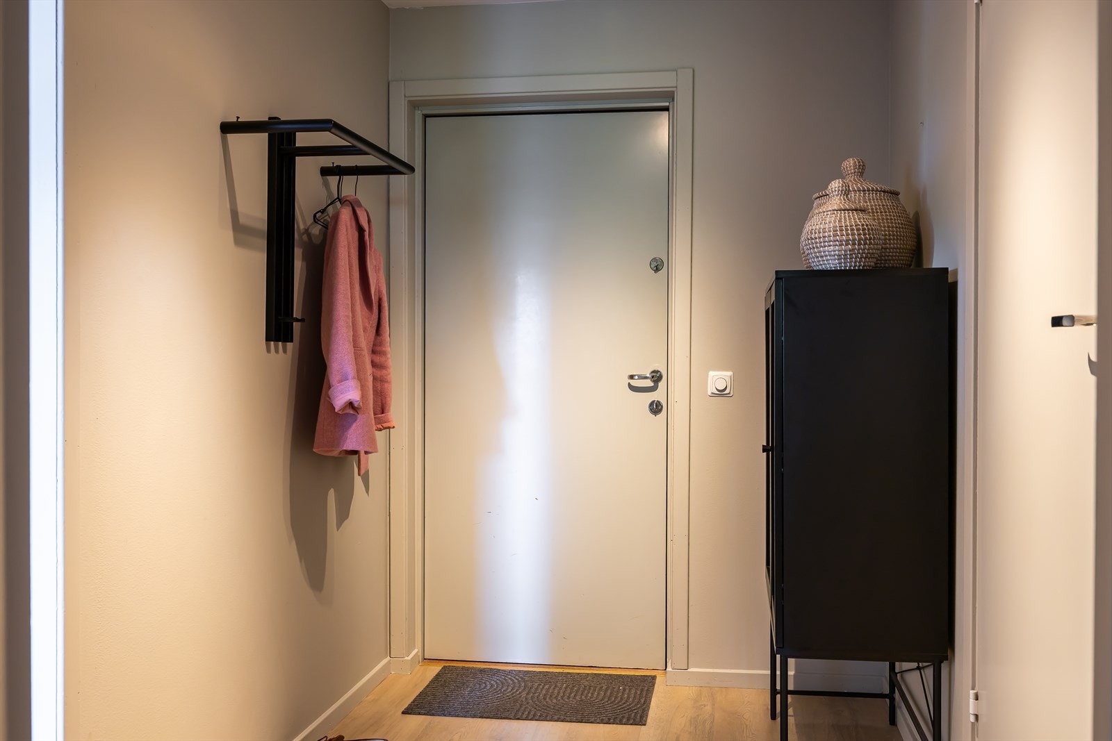 Entré med plass til ytterjakker og skoskap. Galleribilde