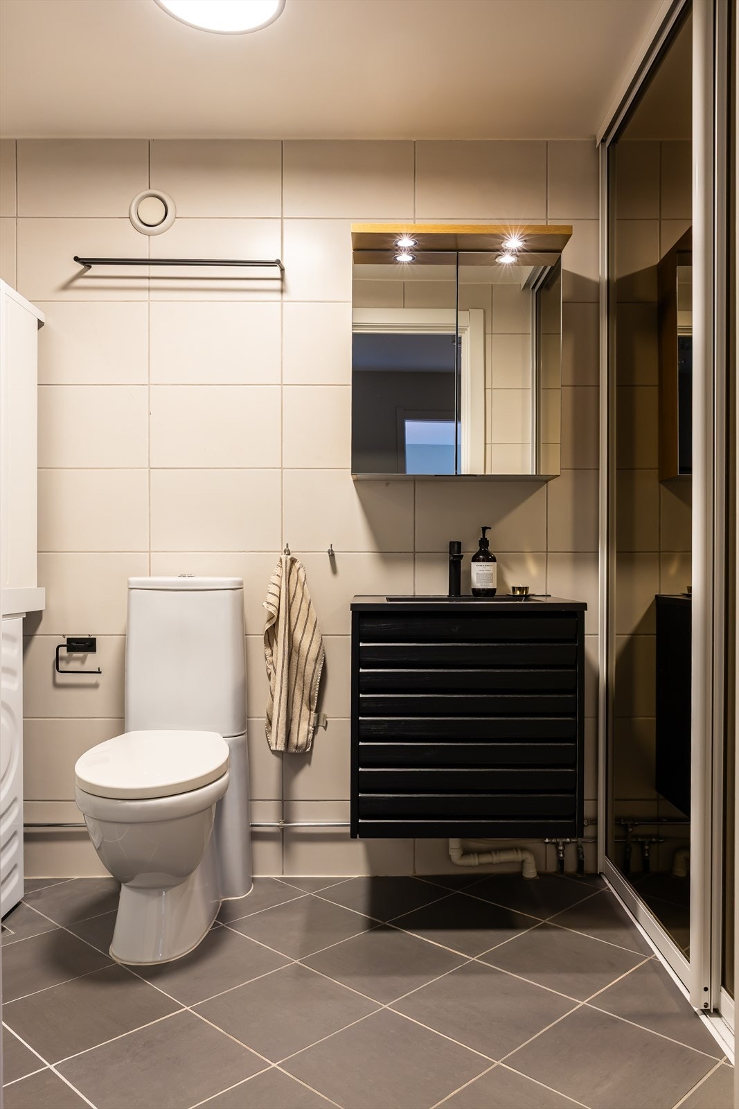 Pent flislagt bad med gulvvarme Galleribilde