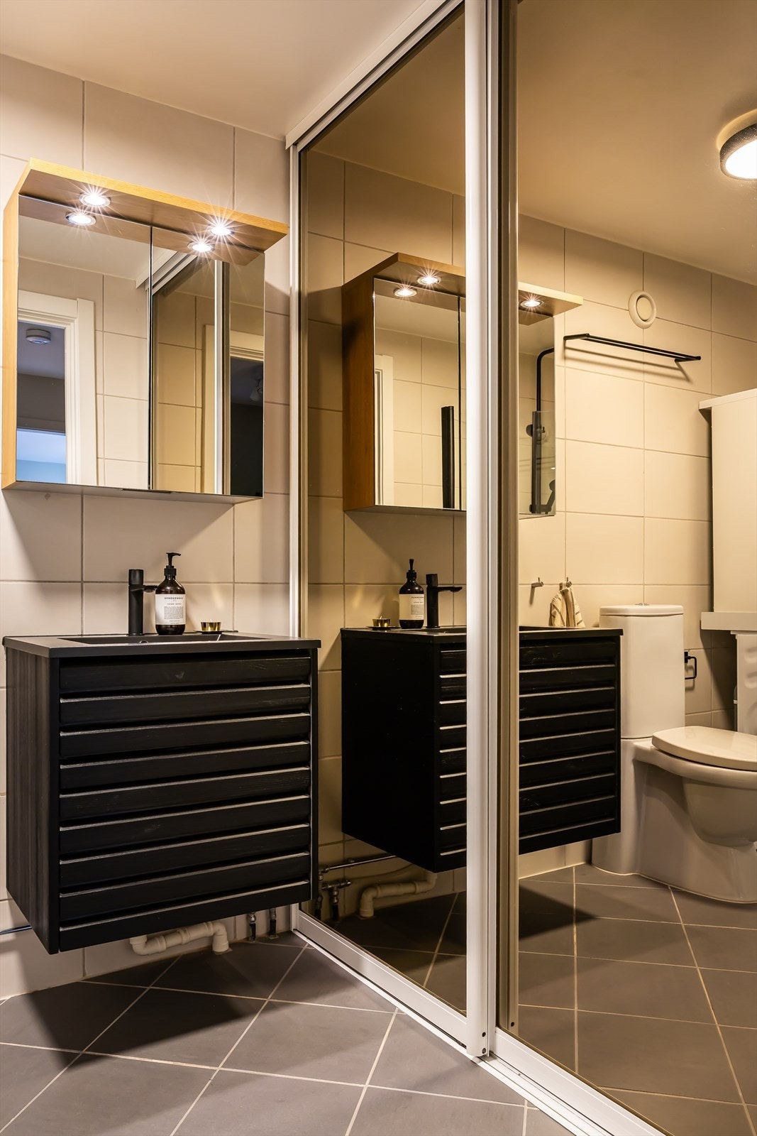Badet ble pusset opp i 2009. Praktiske skyvedører med oppbevaringsmuligheter Galleribilde