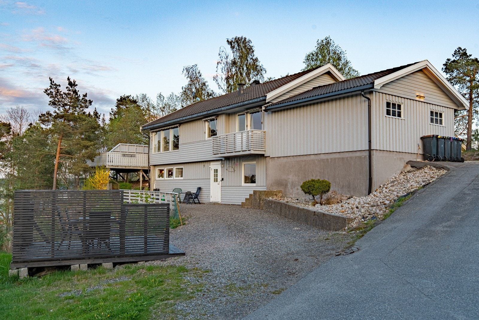 Eiendommen har en attraktiv beliggenhet i et rolig og etablert boligområde på Saltrød i Arendal. Her bor du barnevennlig og trygt, med kort avstand til barnehager, skoler, dagligvarebutikk, kollektivtilbud og Saltrød Senter. Galleribilde