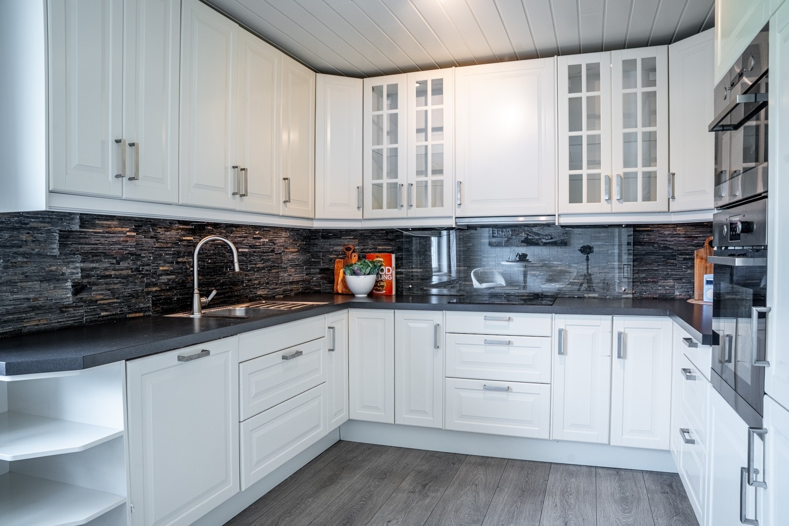 Kjøkkenet har rikelig med både skap- og benkeplass, samt god plass til et frokostbord, noe som gjør kjøkkenet til et hyggelig og praktisk rom for både hverdag og måltider. Galleribilde