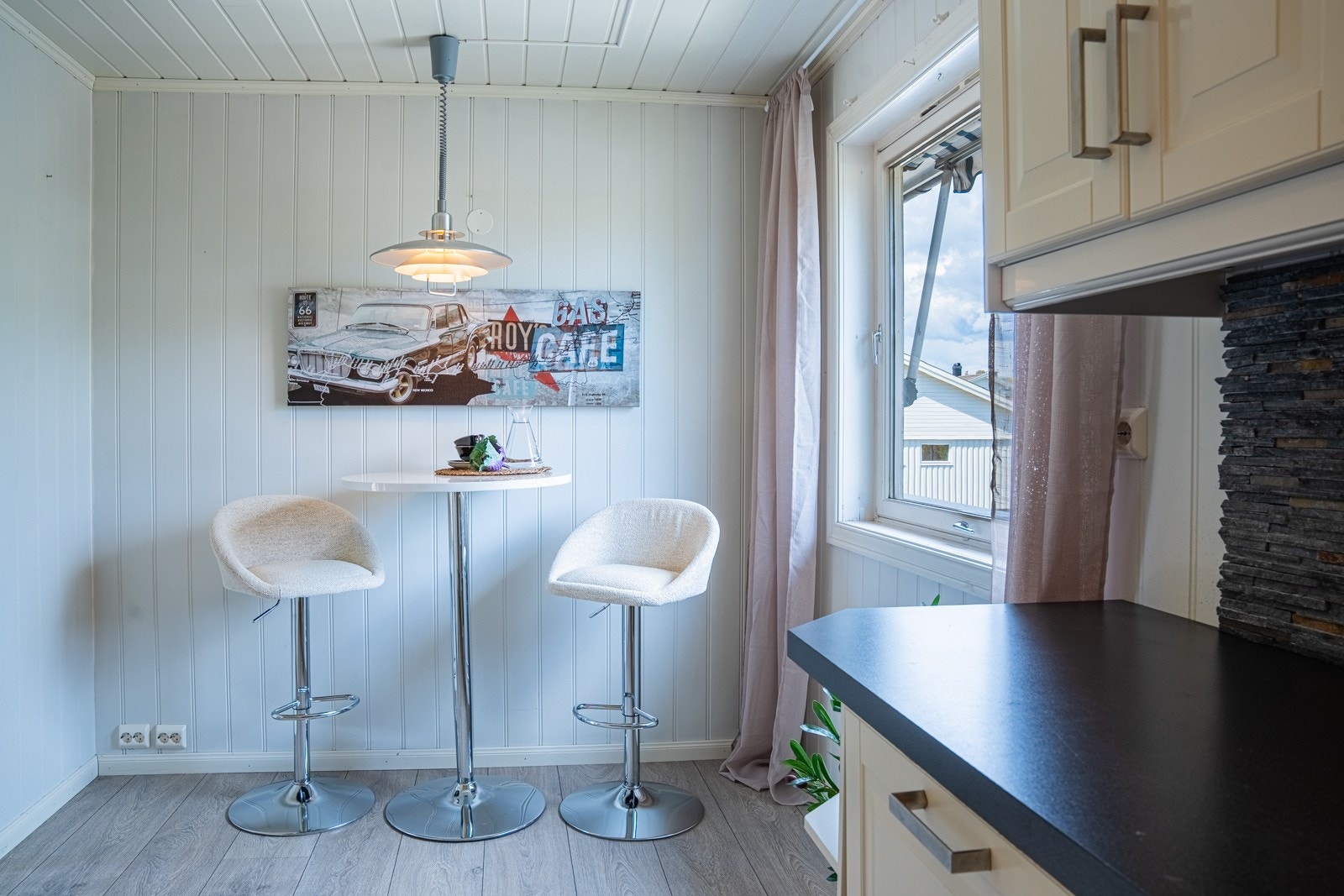 Kjøkkenet har en naturlig plass til frokostbord ved vinduet. Galleribilde