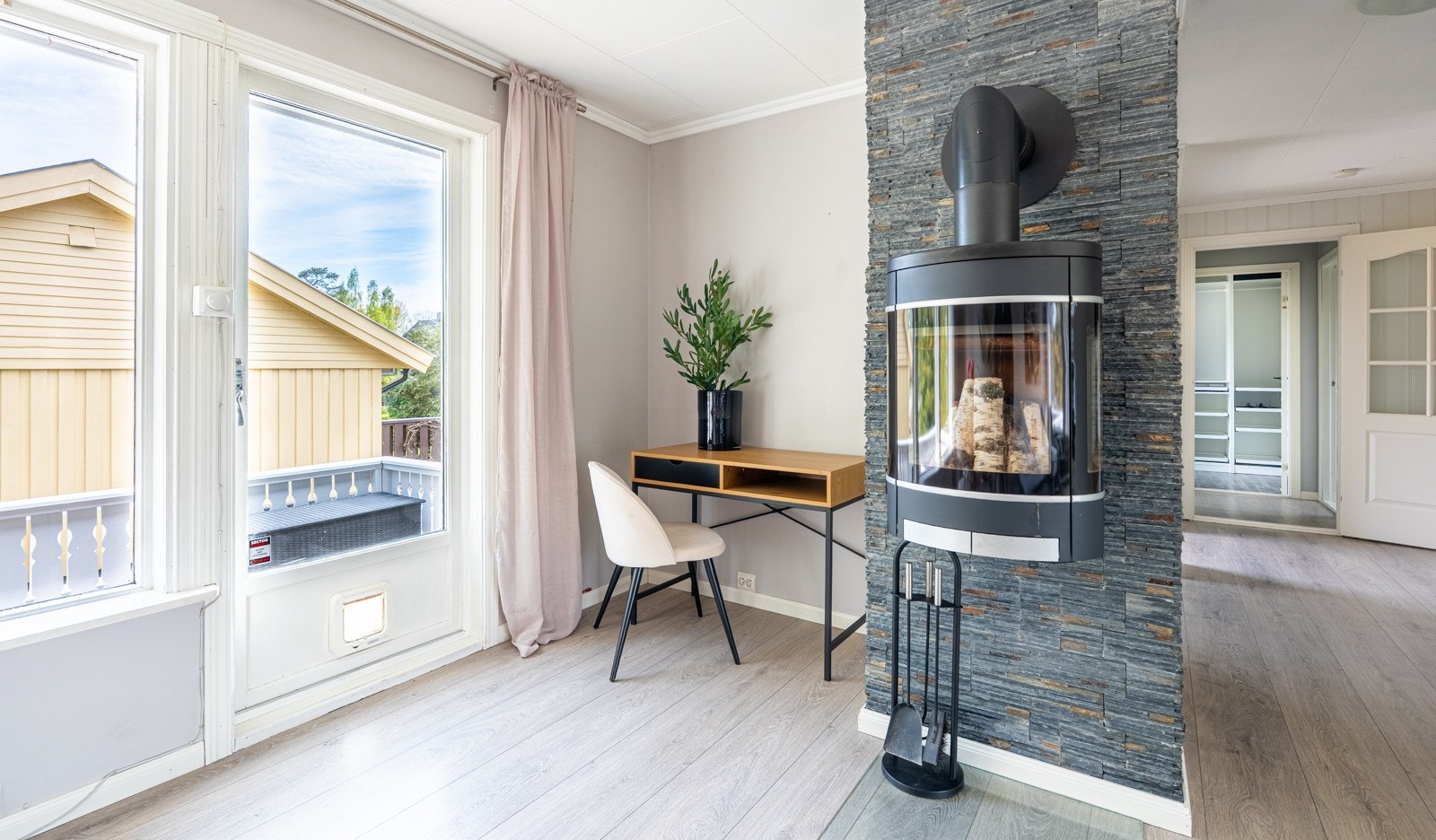 Fra stuen er det direkte utgang til verandaen, noe som skaper en fin overgang mellom inne- og utearealer og gir enkel tilgang til hyggelige uteplasser. Galleribilde
