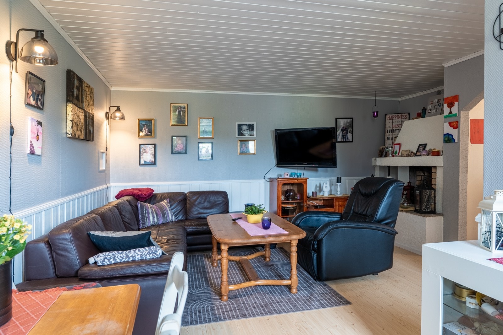 Stor, åpen og romslig stue med god plass til både møblering og sosiale soner. Galleribilde