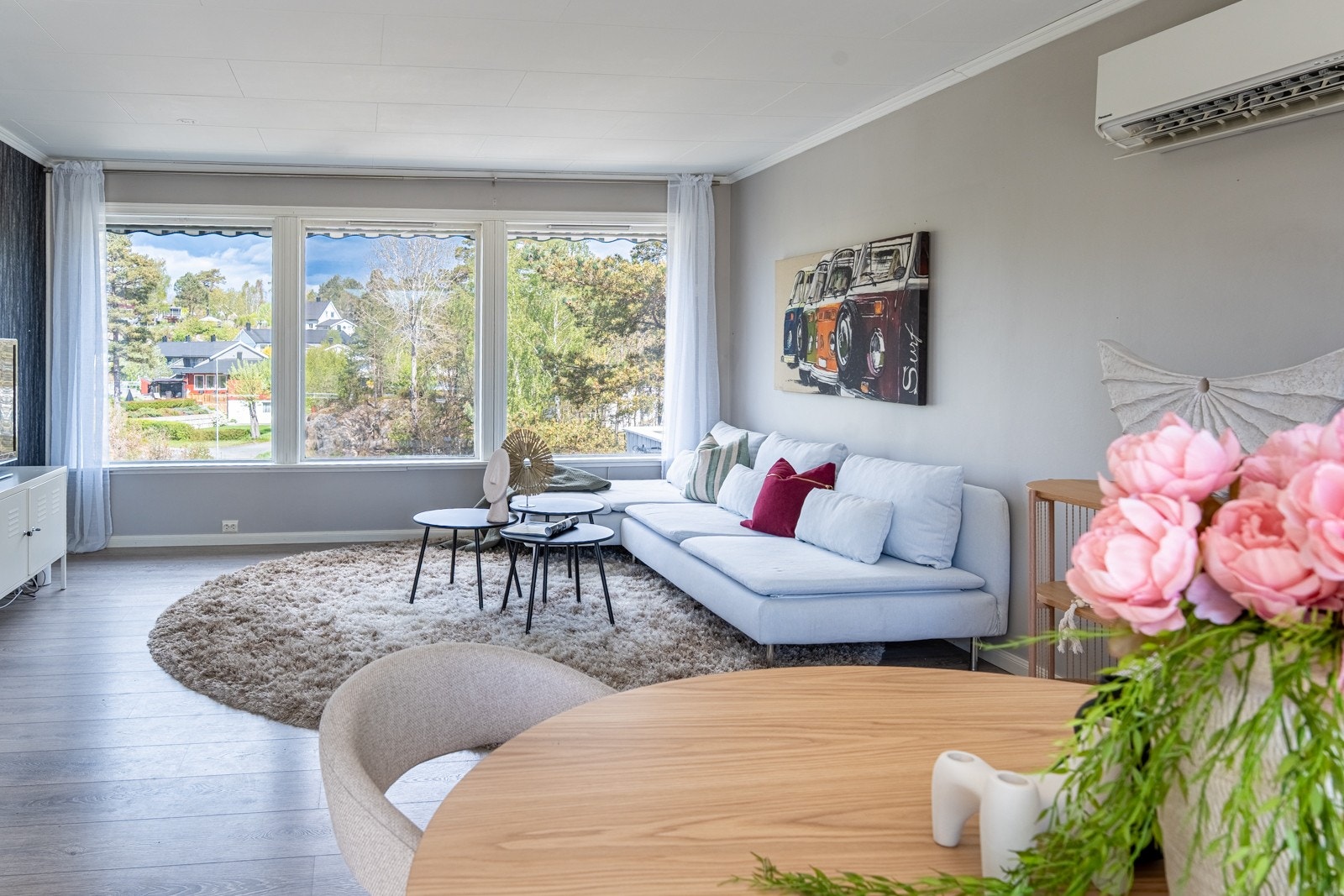 Her er det store vindusflater som slipper inn rikelig med naturlig lys og bidrar til en lys og luftig romfølelse. Galleribilde