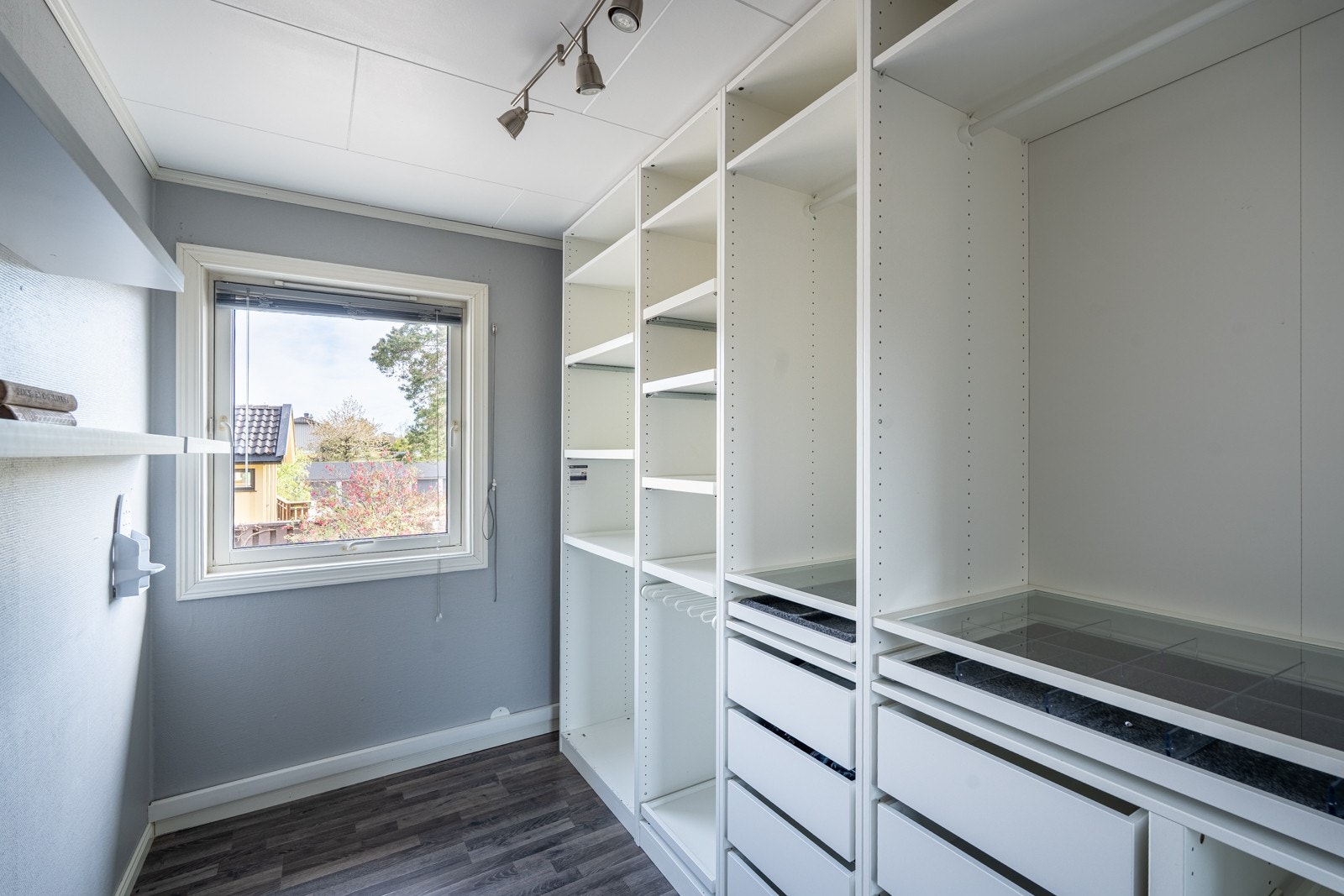Soverom 2 er i dag innredet som walk-in garderobe, men det er god plass til både seng og oppbevaring, slik at rommet enkelt kan brukes etter eget ønske. Galleribilde