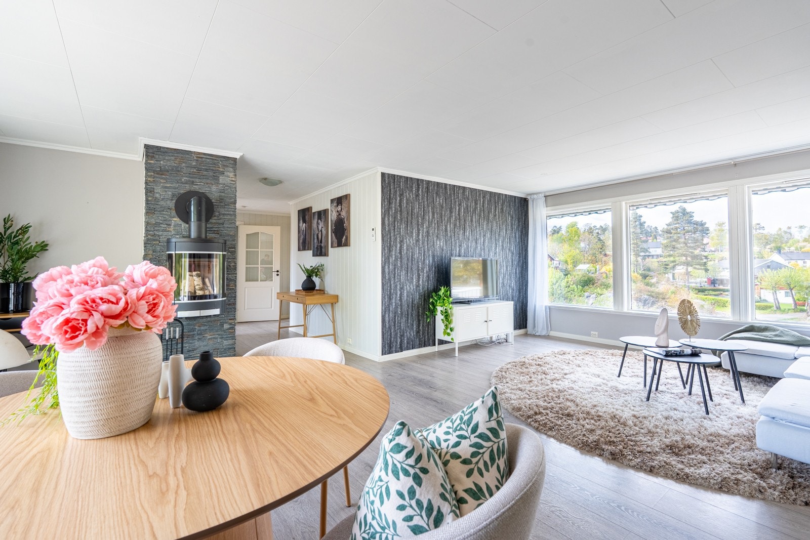 Boligen går over to plan og har en svært funksjonell planløsning med mange muligheter for tilpasning etter behov. Galleribilde