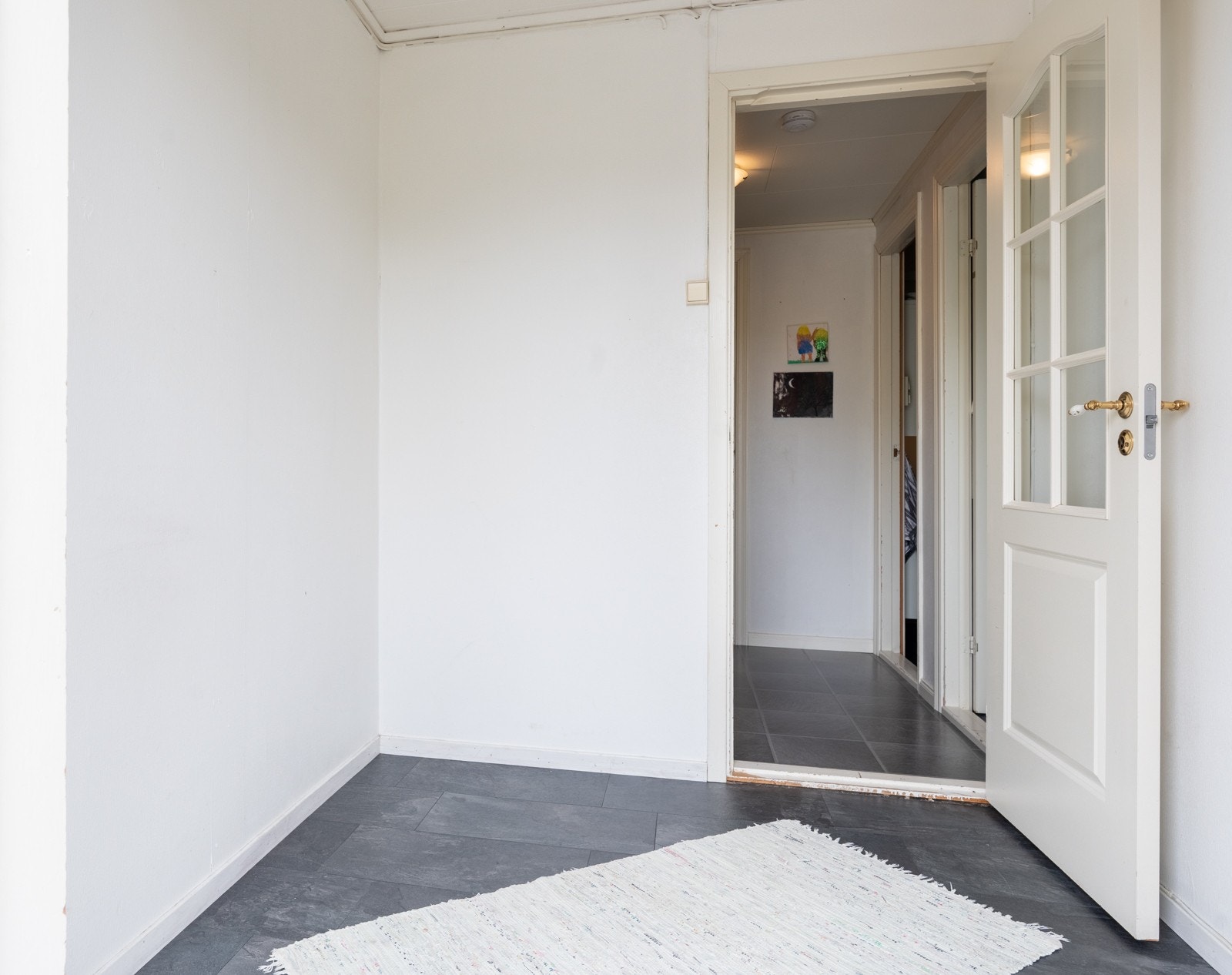 Underetasjen er i dag utleid. Leietaker ønsker å fortsette leieforholdet, men det foreligger én måneds oppsigelsestid dersom man selv ønsker å ta i bruk hele boligen. Galleribilde