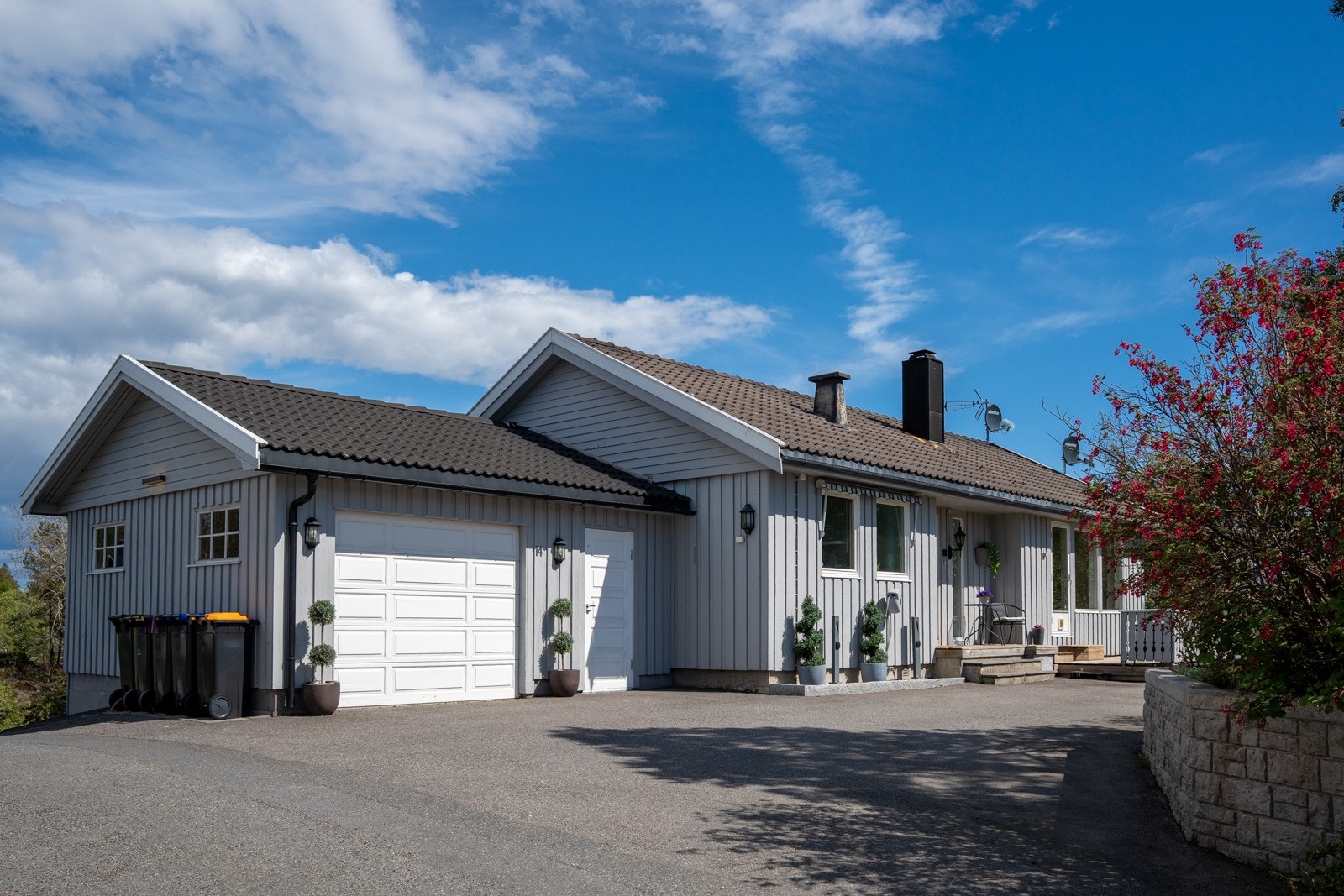 Eiendommen byr på gode parkeringsmuligheter på egen tomt, i garasje, samt at det medfølger garasjeplass i fellesanlegg like nedenfor boligen. Galleribilde