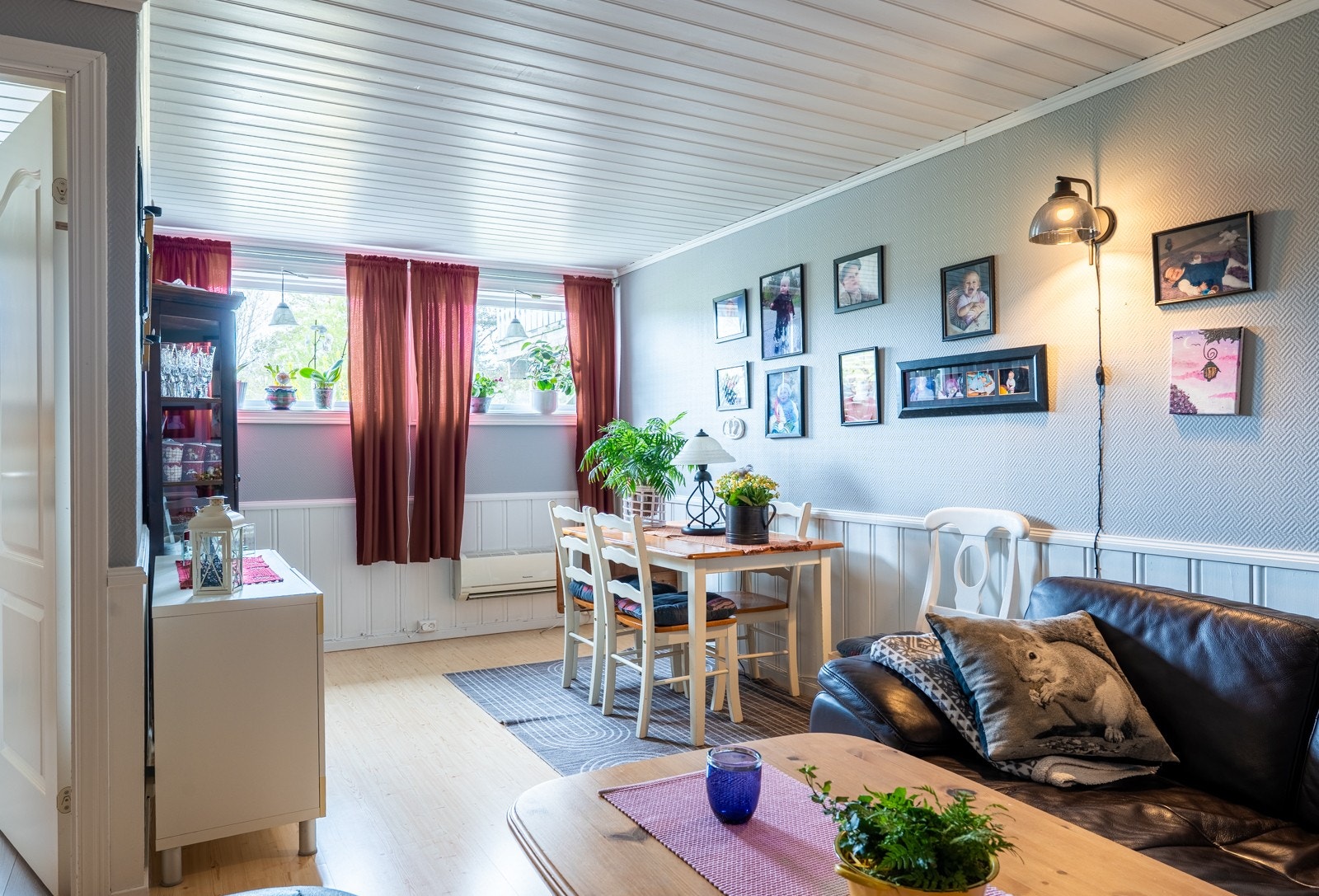 Det er montert varmepumpe som sørger for jevn og behagelig innetemperatur gjennom hele året, og bidrar til en komfortabel og energieffektiv bolig. Galleribilde