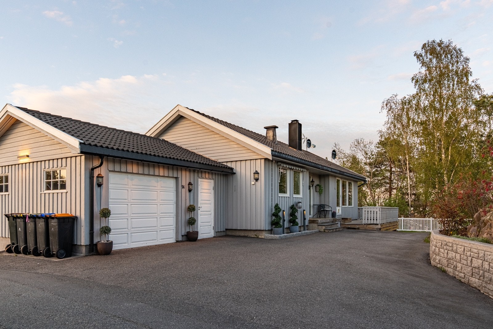 Eiendommen har en tilbaketrukket og skjermet plassering i et veletablert og fredelig boligområde på Saltrød. Galleribilde