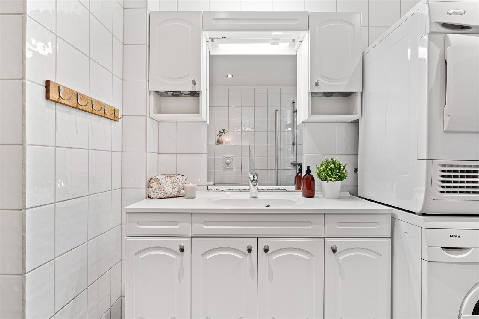 Det er god belysning fra downlights i himling og opplegg for vaskemaskin på badet. Galleribilde
