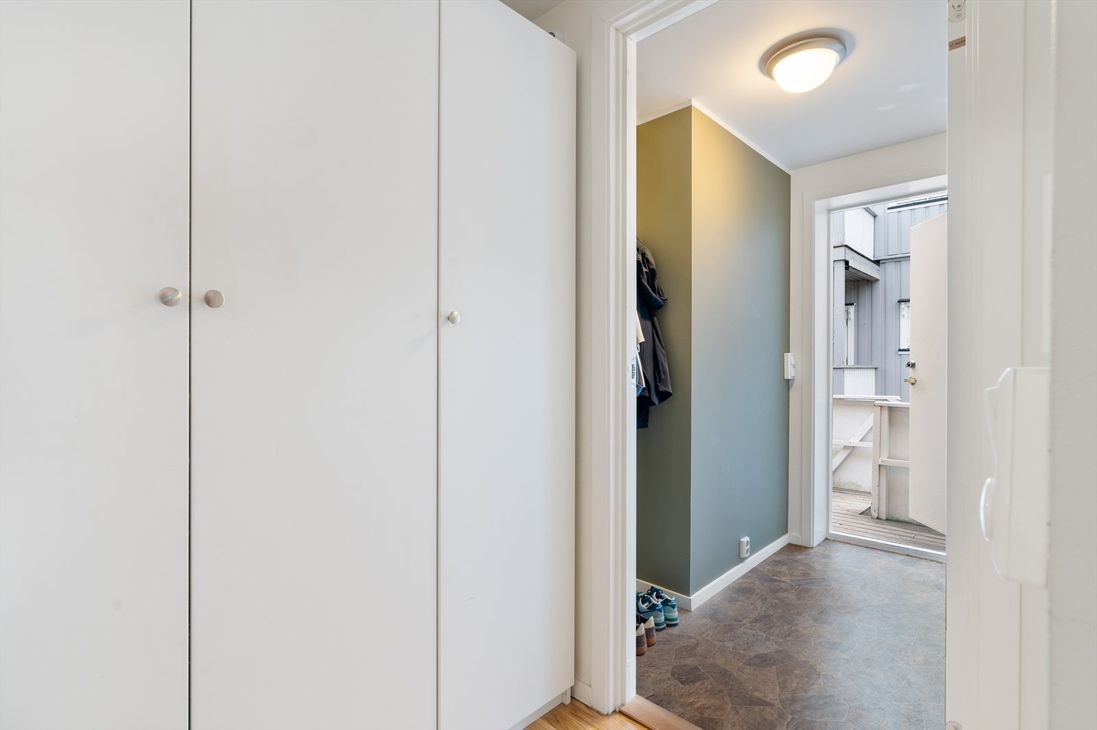 Velkommen inn! Inne i leiligheten blir man møtt av en entré med god plass til oppbevaring av klær og sko. Galleribilde