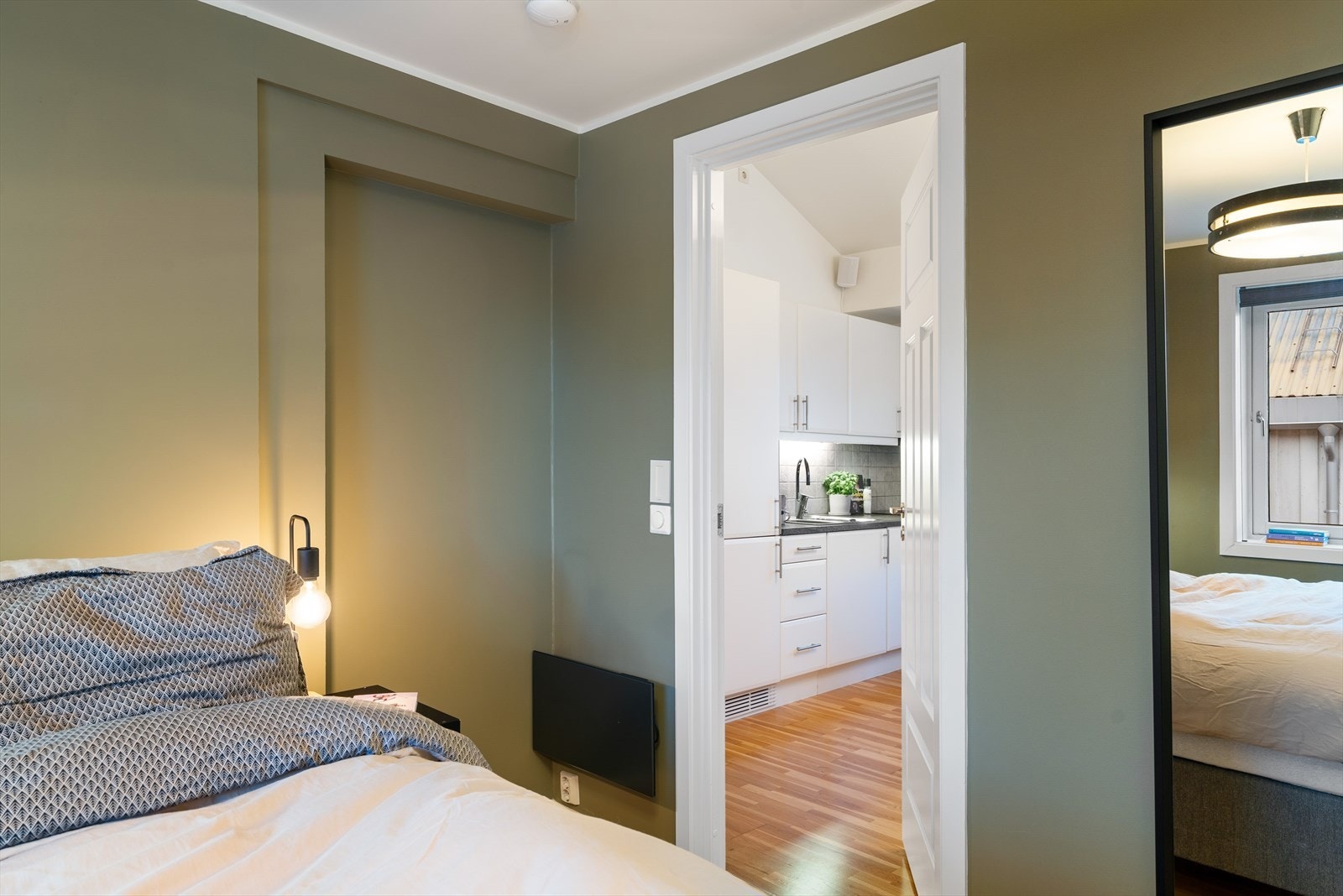 Det er god plass til oppbevaring av klær og sko i en stor skyvedørsgarderobe. Galleribilde
