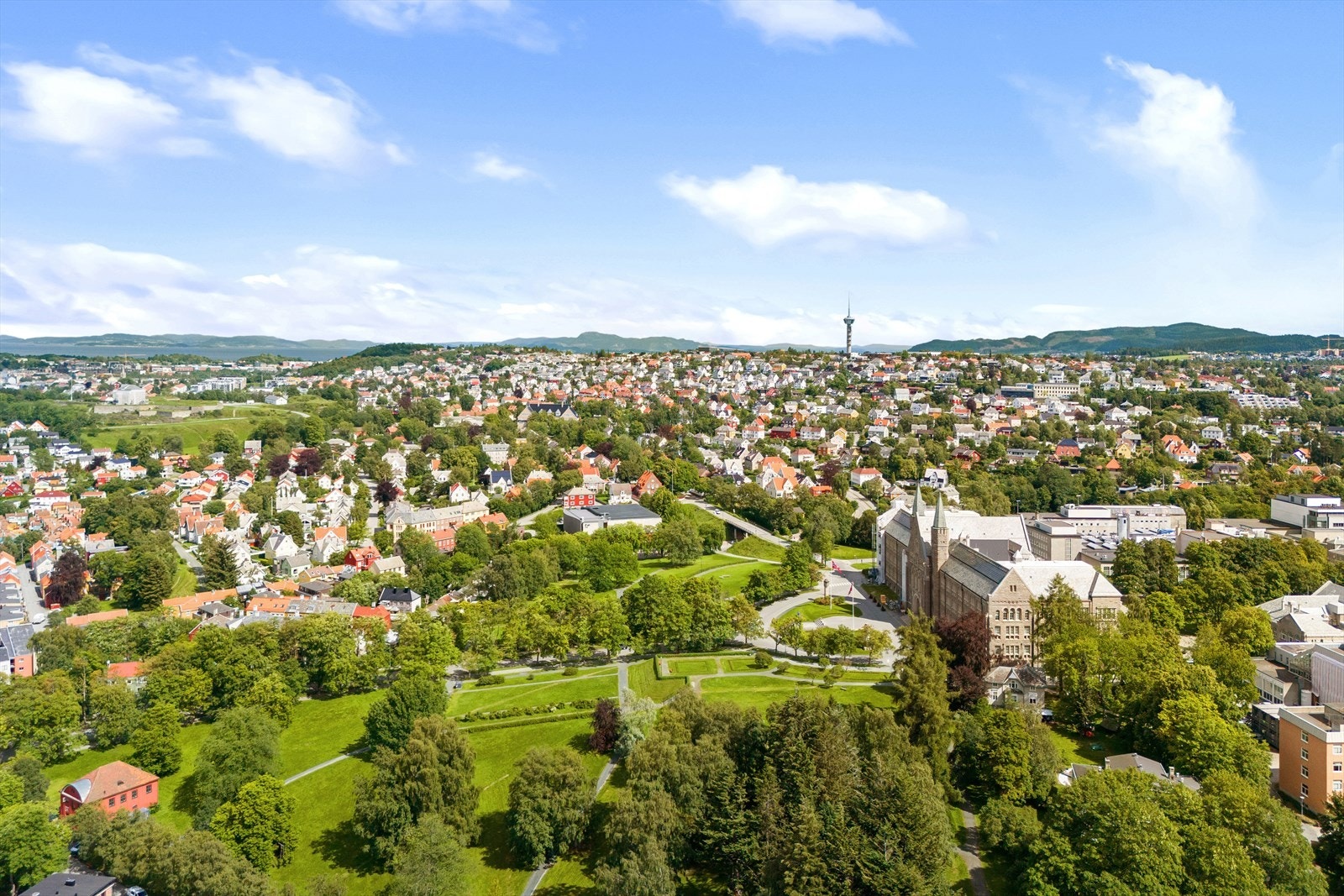 Nærhet til studiesteder som NTNU Gløshaugen, Bi og Handelshøyskolen. Galleribilde