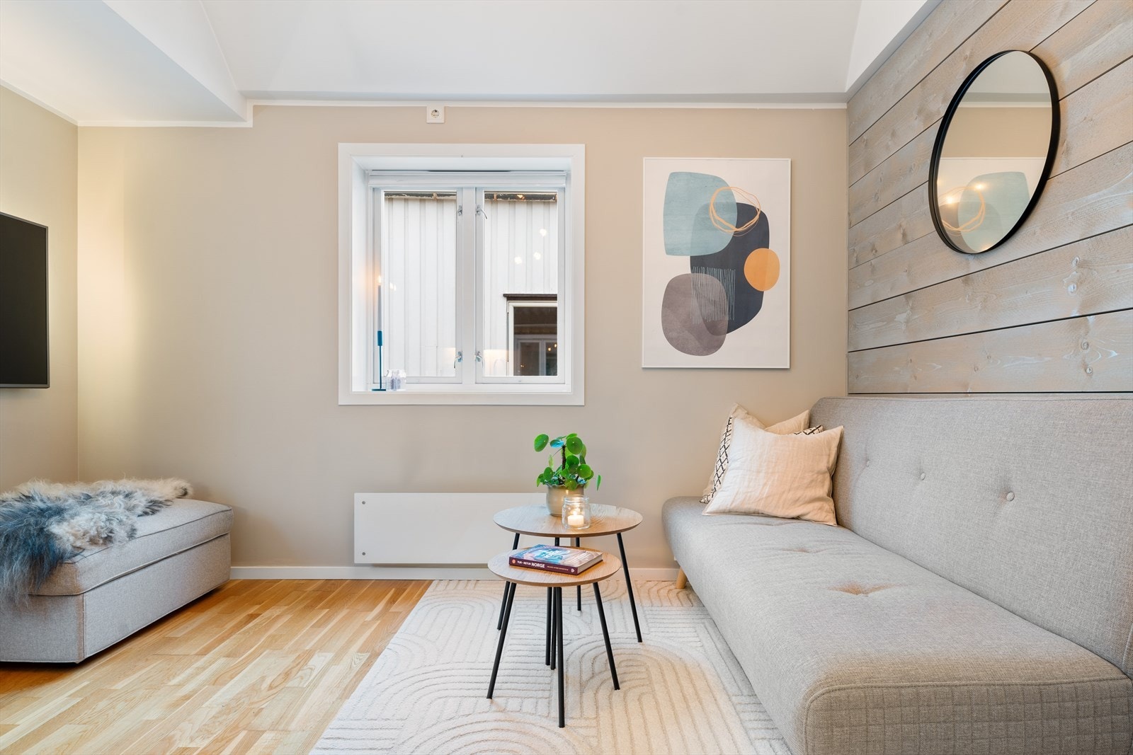 Stuen har plass til sofa, tv-bank og stuebord. Galleribilde