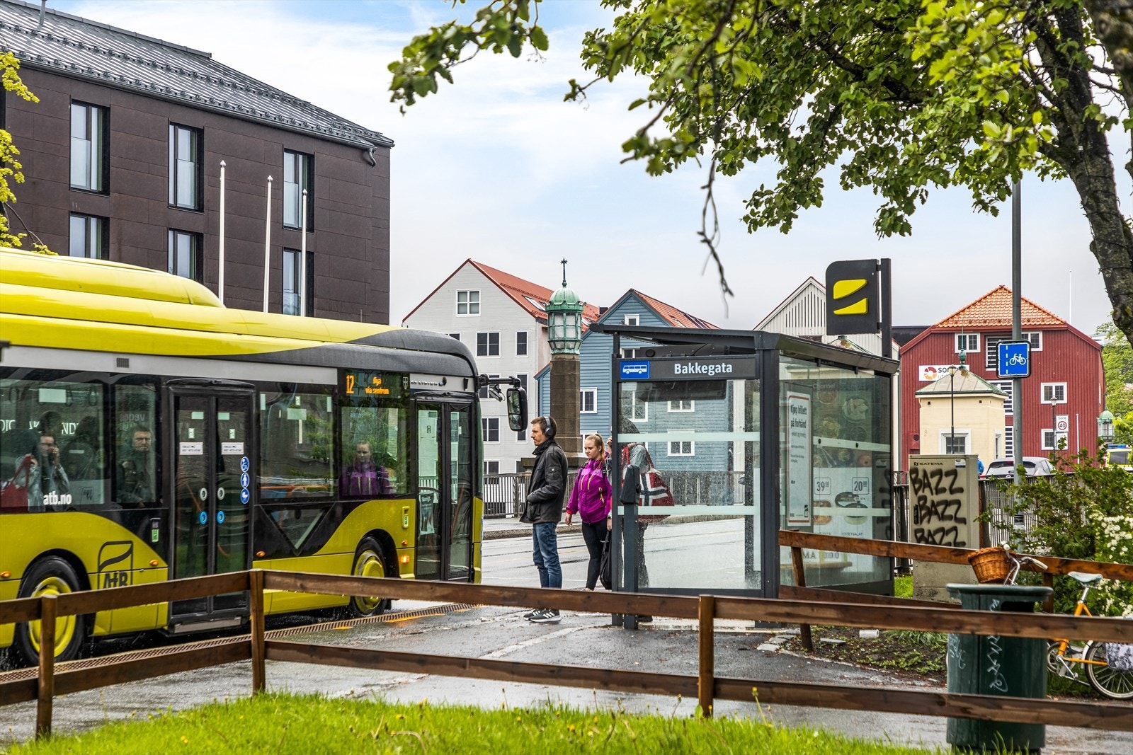 Gode bussforbindelser i gangavstand fra boligen. Galleribilde