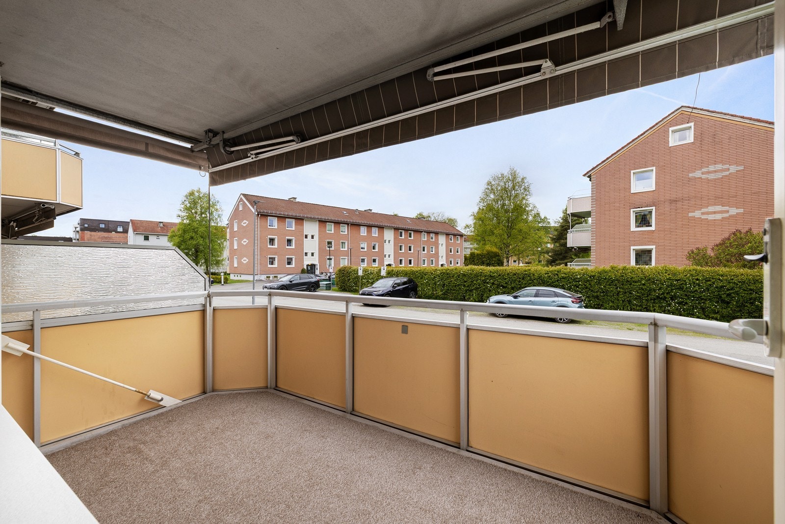 Romslig balkong med hyggelig utsyn og plass til utemøbler. Galleribilde