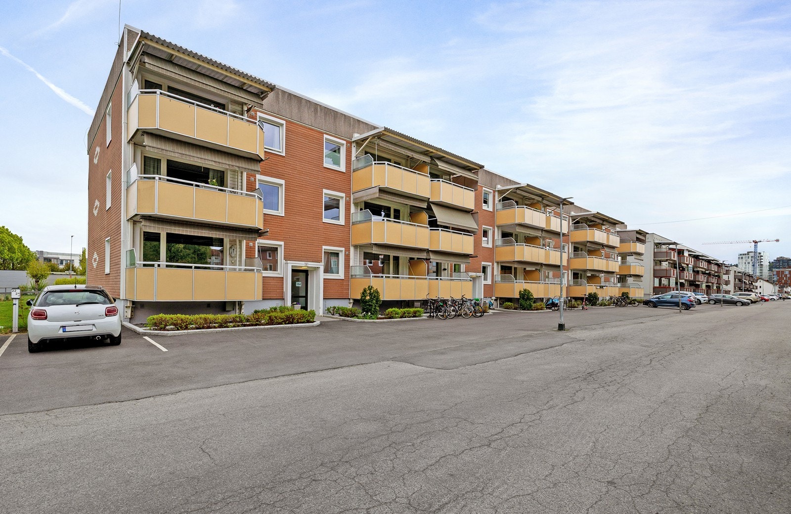 Her bor du praktisk og komfortabelt med få trappetrinn opp, hyggelig balkong, parkeringsplass og forutsigbare bokostnader. Galleribilde