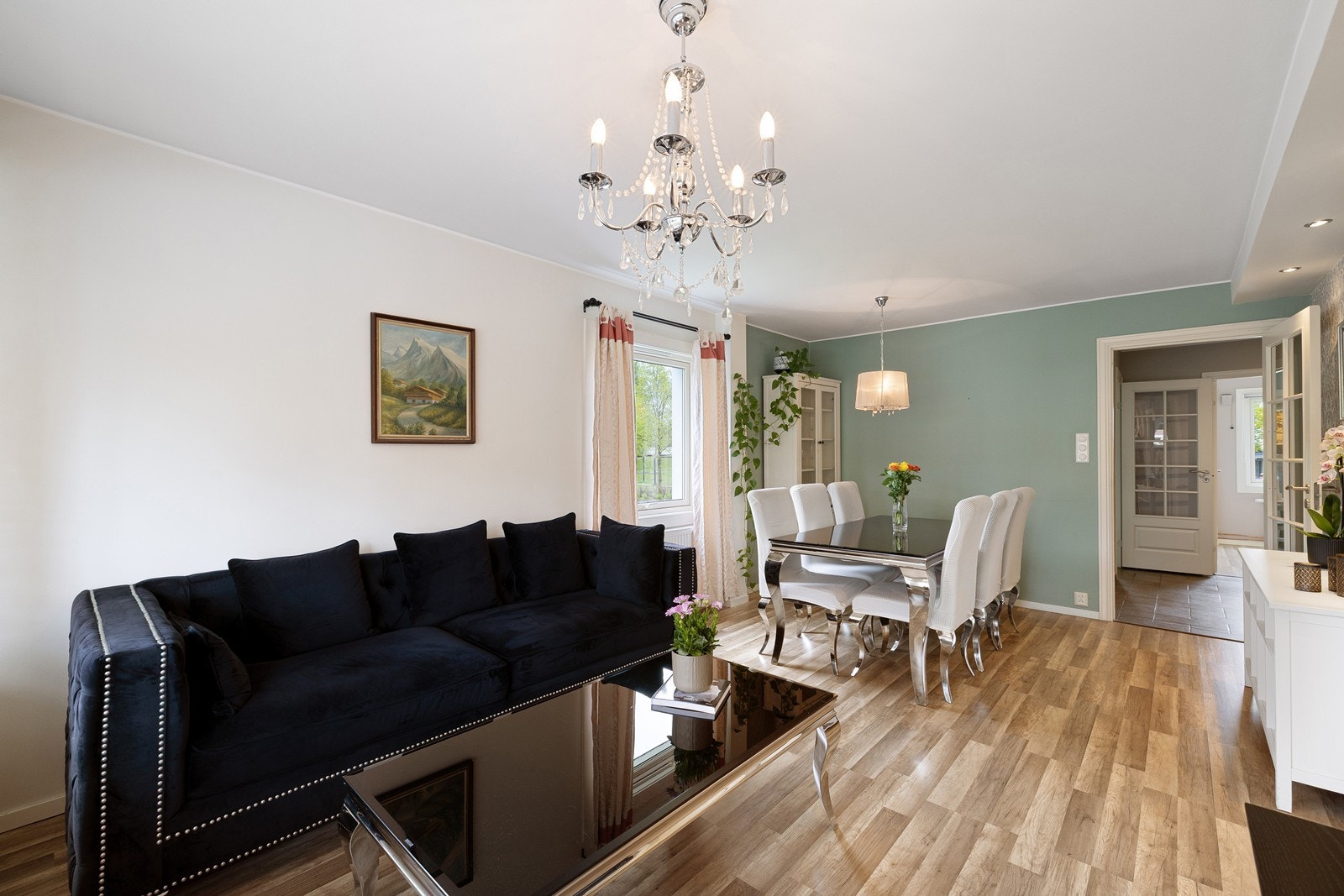 Lys og romslig stue med naturlig plass til både sofagruppe og spisebord. Galleribilde