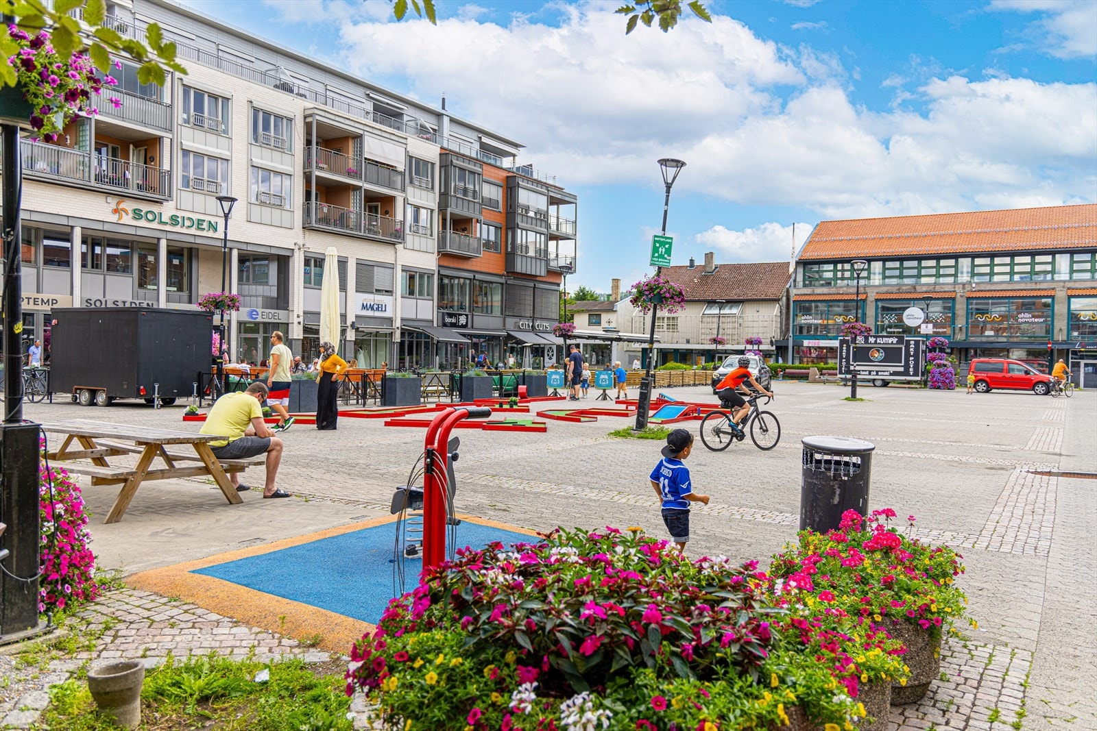 Lillestrøm Torv med 80 butikker, ga gate med spennende nisjeforretninger, vinmonopol, restauranter med smaker fra fjern og nær. Galleribilde