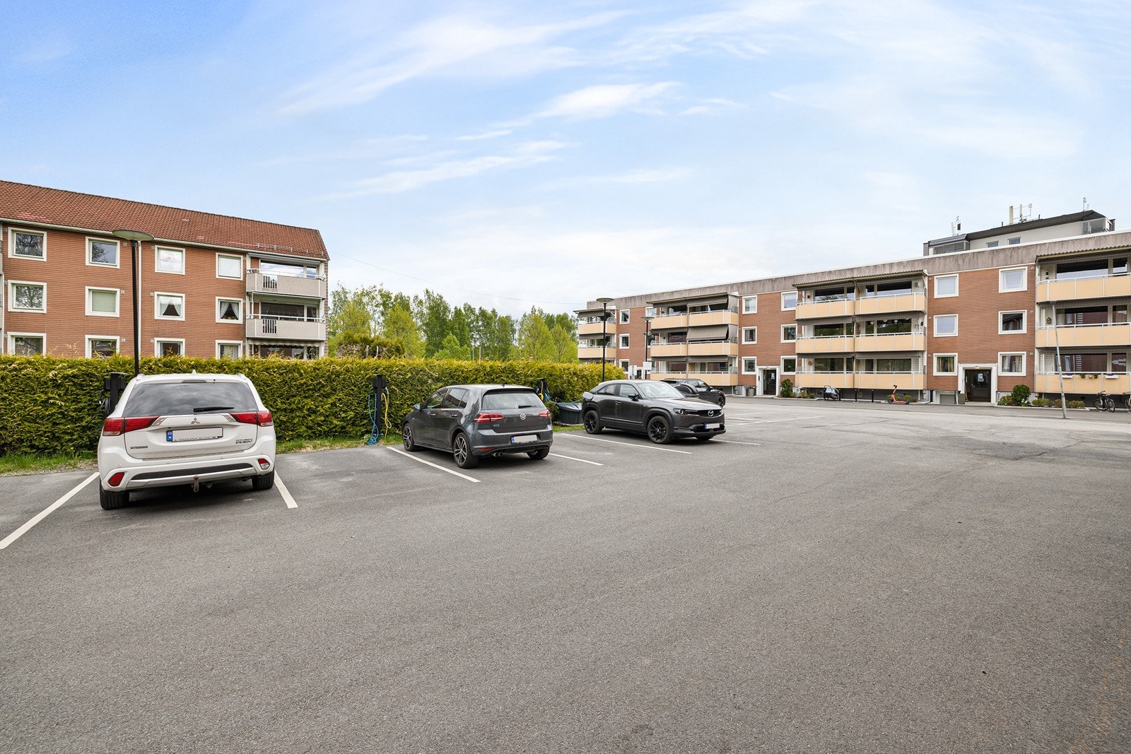 Parkering og gode uteområder rett utenfor bygget. Galleribilde