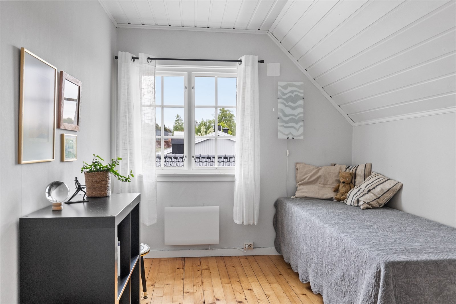 De to øvrige soverommene har fin størrelse og passer godt som barnerom, gjesterom eller kontor. Galleribilde
