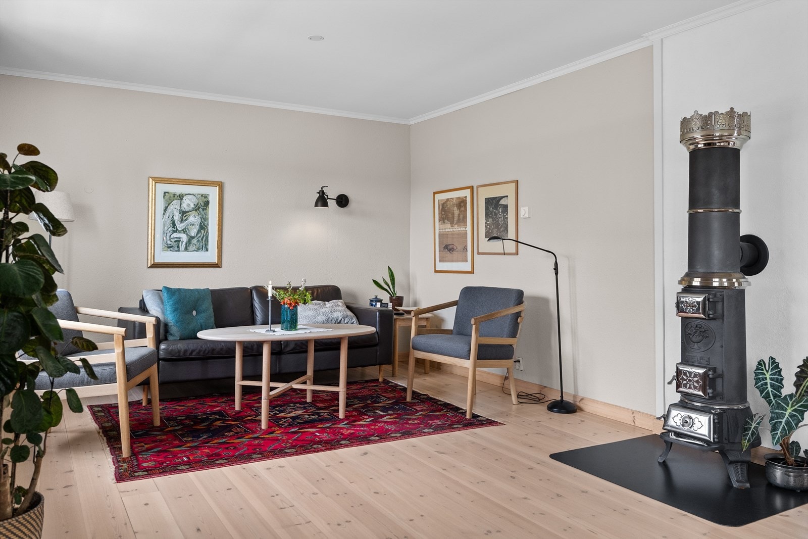 Stuen er lys og romslig i et tidsriktig fargevalg. Galleribilde