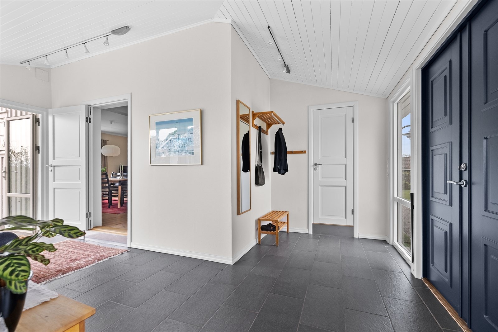 Når du kommer inn i boligen, er det første du møter en trivelig entré. Galleribilde
