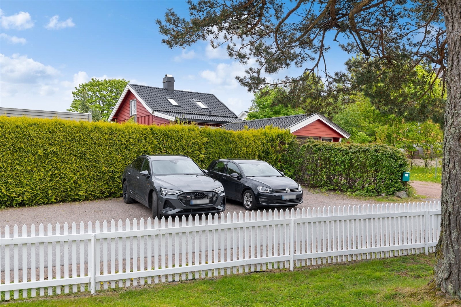 Boligen har garasje og tinglyst tilleggsparkering over gaten. Galleribilde