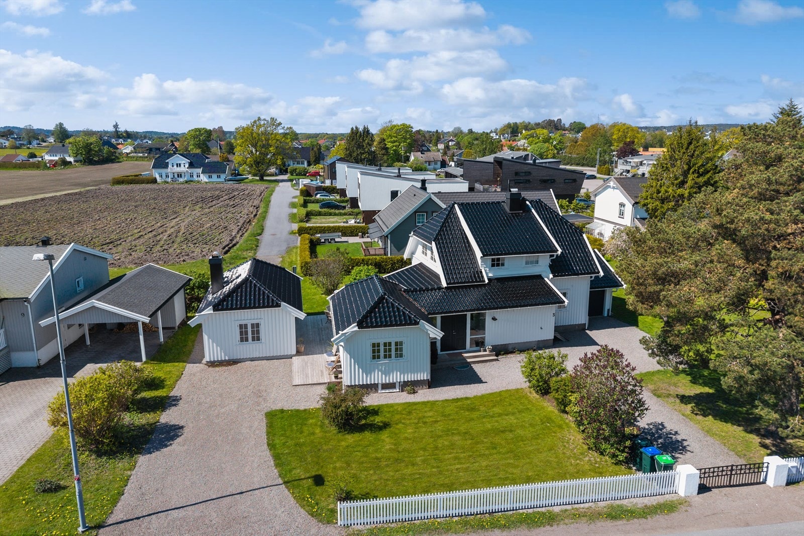 Dette er et hjem for deg som ønsker en lun og idyllisk eiendom på Foynland - med plass til familieliv, gjester, hageglede og gode stunder året rundt. Galleribilde