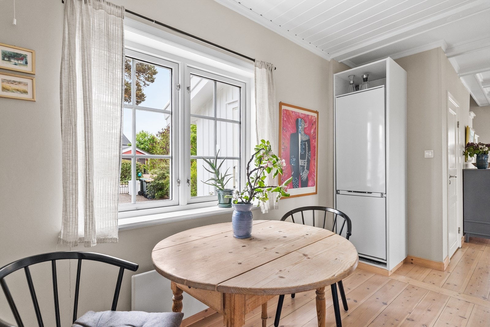 Ellers er det plass til et hyggelig frokostbord ved vinduet. Galleribilde