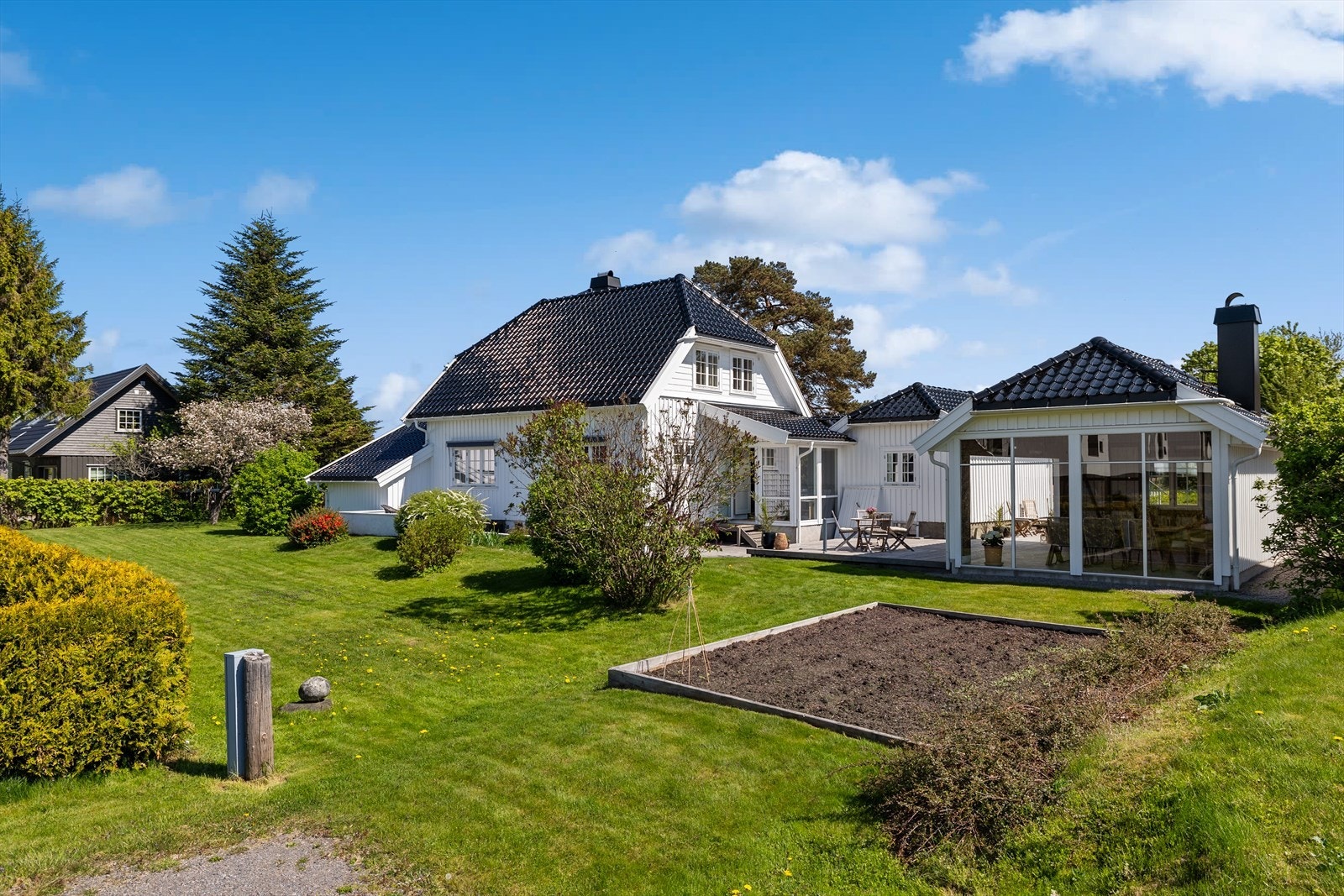 Hagen byr på mange fine soner for både store og små, enten man ønsker rolige kaffestunder, sommermiddager, lek under tuntreet eller lange kvelder med familie og venner. Galleribilde