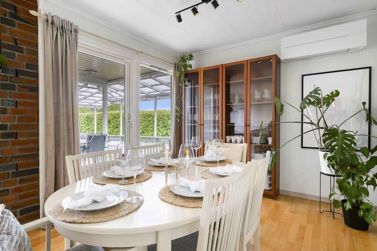 Fra spisestuen er det direkte utgang til den overbygde balkongen. Galleribilde